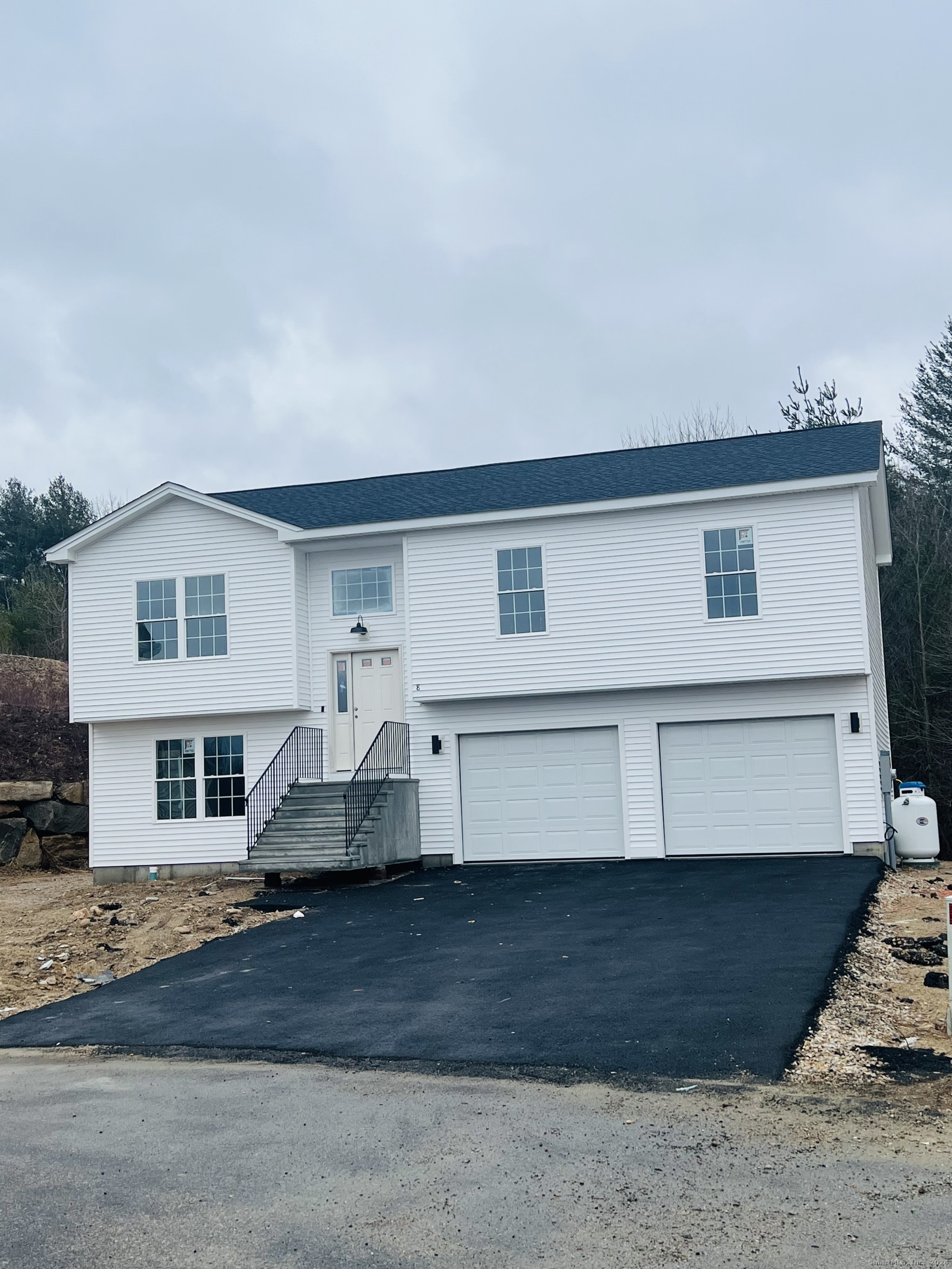 8 Julian S Circle, Sterling, Connecticut - 3 Bedrooms  
2 Bathrooms  
5 Rooms - 