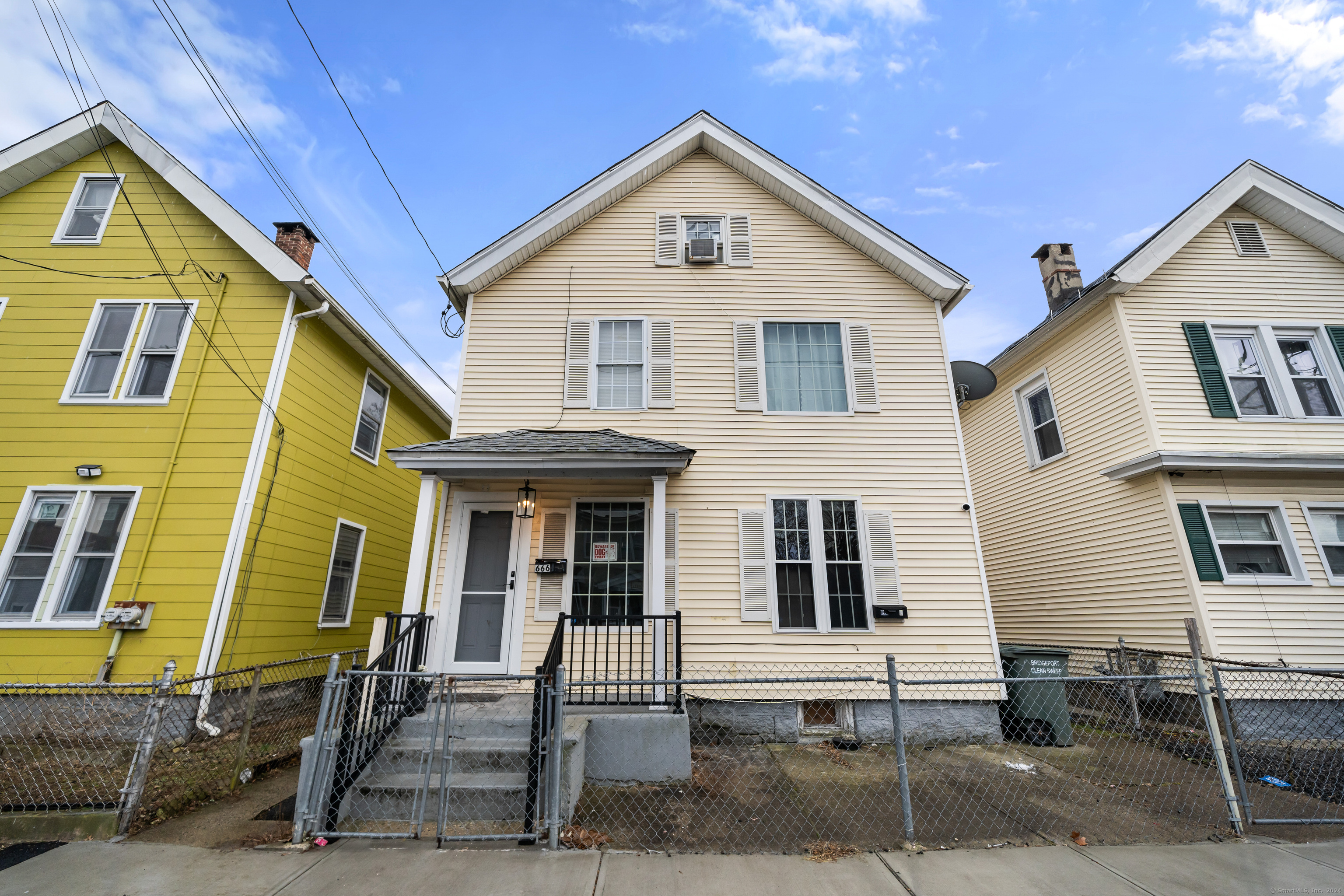 666 Ogden Street 1, Bridgeport, Connecticut - 2 Bedrooms  
1 Bathrooms  
4 Rooms - 