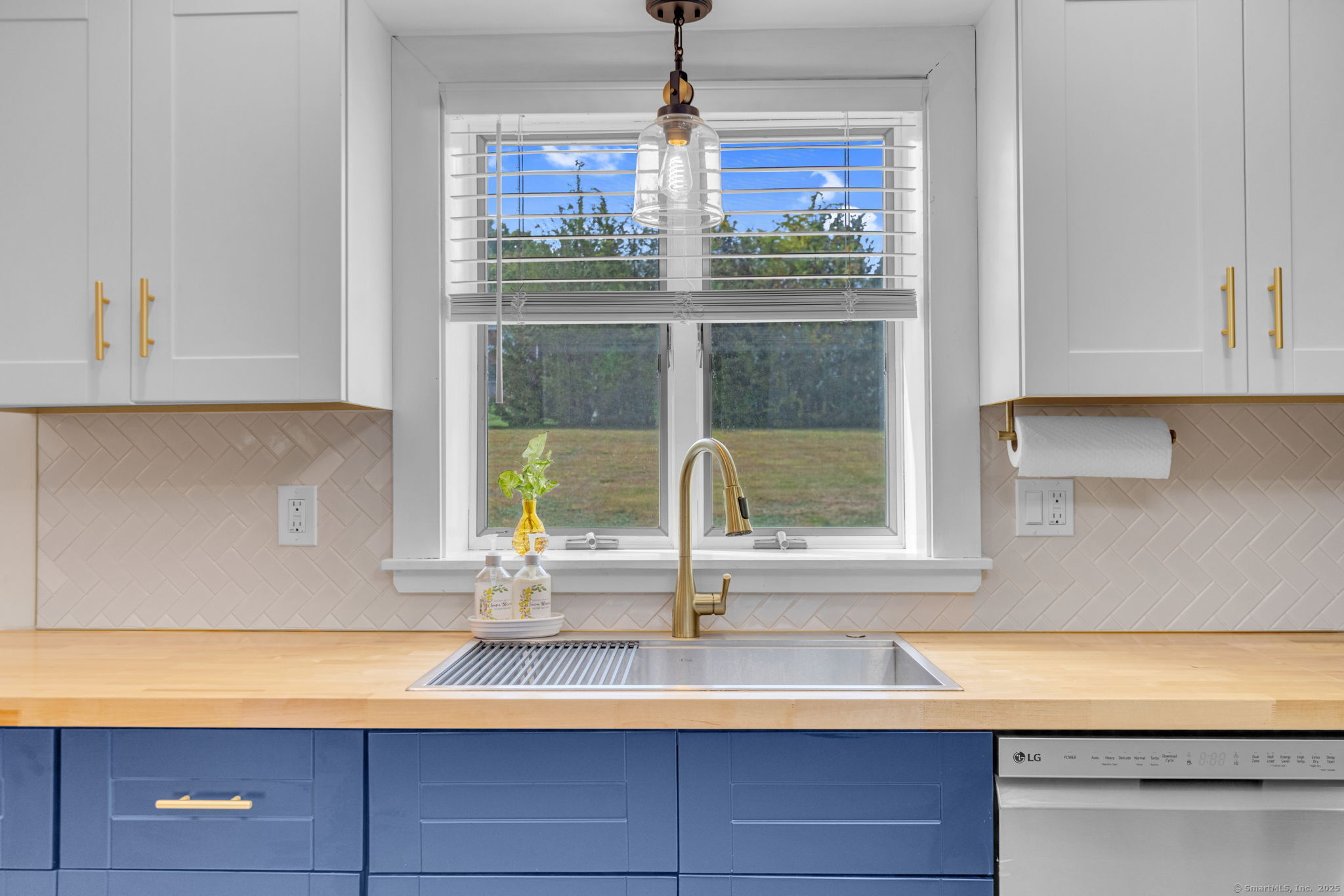 Bristol, Connecticut 06010, United States, 3 Bedrooms Bedrooms, ,2 BathroomsBathrooms,Residential,Coming Soon,219147