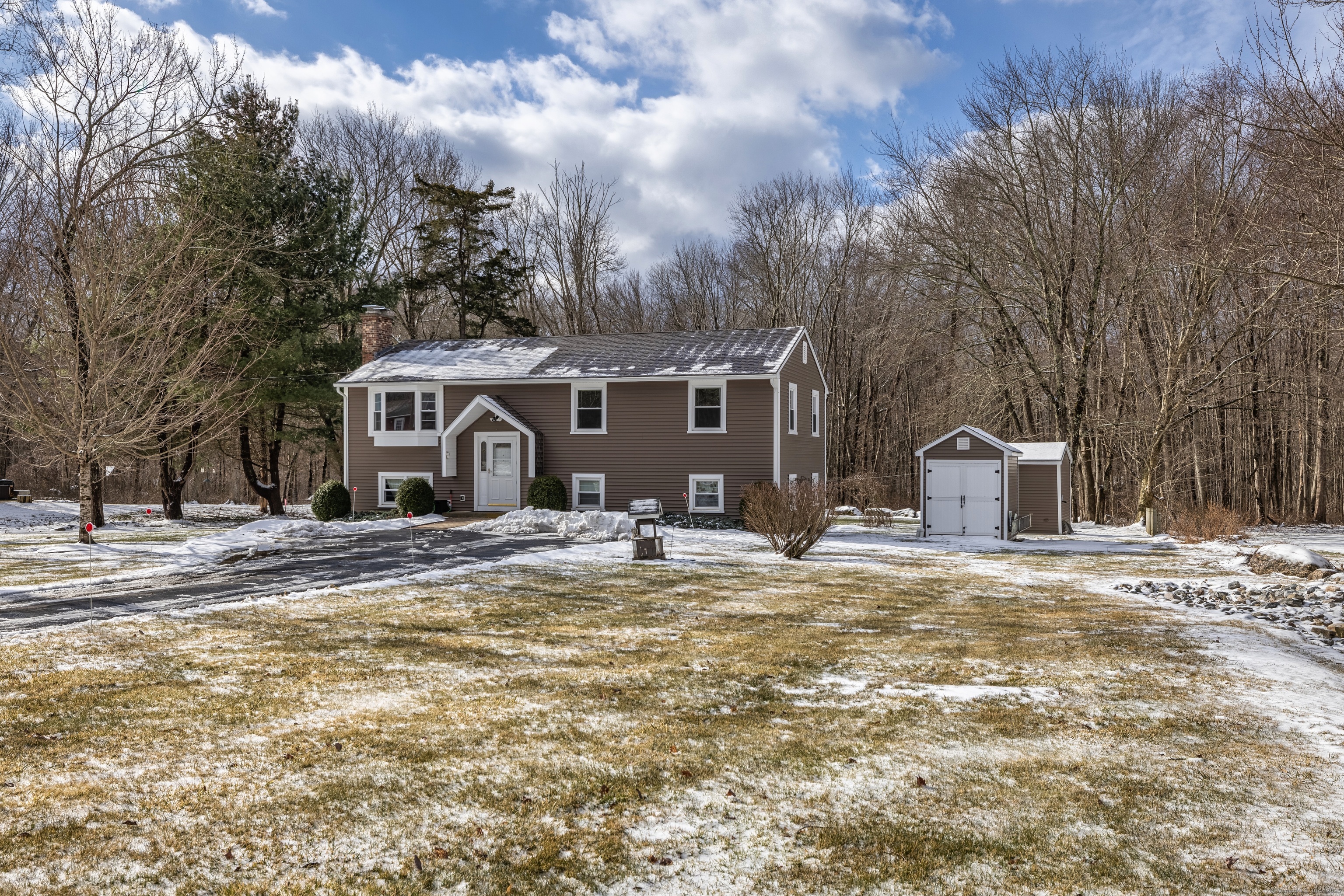 Hillcrest Heights, Lebanon, Connecticut - 3 Bedrooms  
2 Bathrooms  
8 Rooms - 