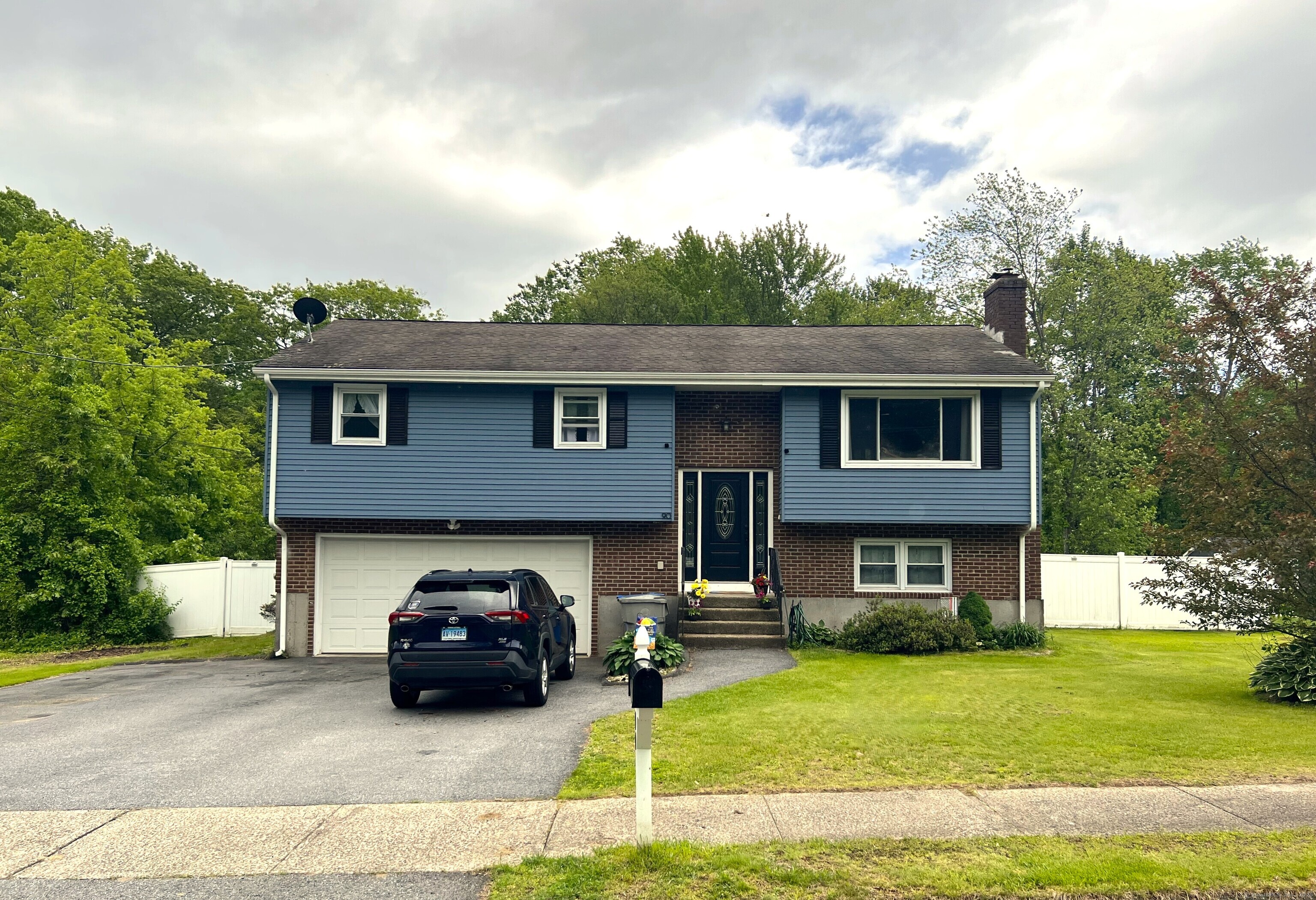 Redwood Drive, Bristol, Connecticut - 3 Bedrooms  
2.5 Bathrooms  
6 Rooms - 