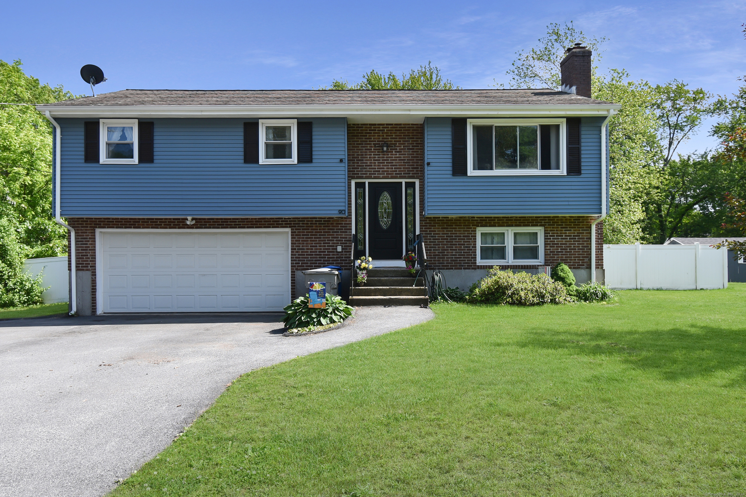 Redwood Drive, Bristol, Connecticut - 3 Bedrooms  
2.5 Bathrooms  
6 Rooms - 