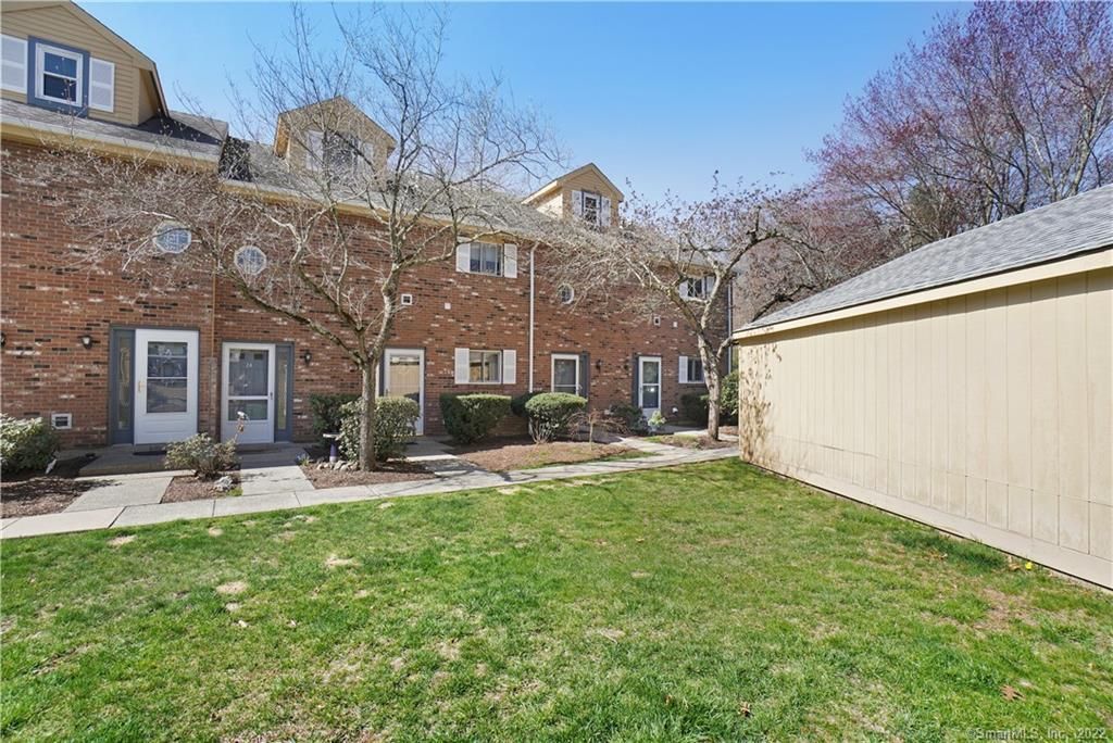 Photo of 1400 Hartford Turnpike #APT 25, North Haven, CT 06473 (MLS # 24144028)