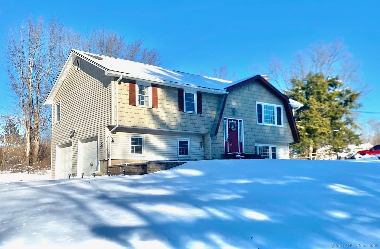 Fieldstone Lane, Coventry, Connecticut - 3 Bedrooms  
2 Bathrooms  
5 Rooms - 