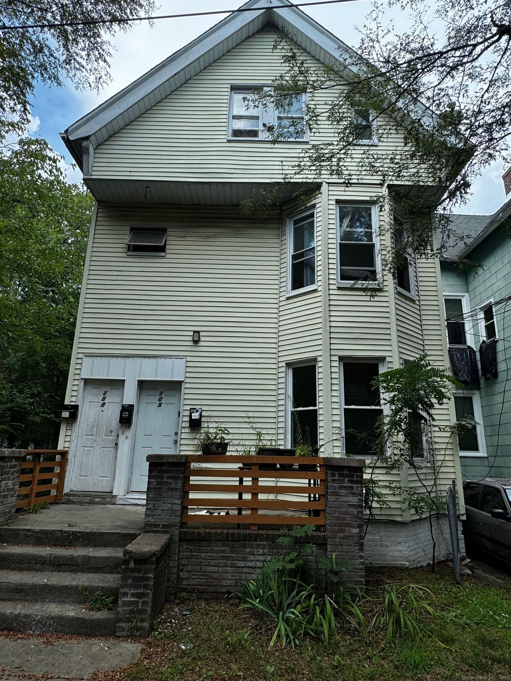 Ivy Street, New Haven, Connecticut - 6 Bedrooms  
3 Bathrooms  
17 Rooms - 