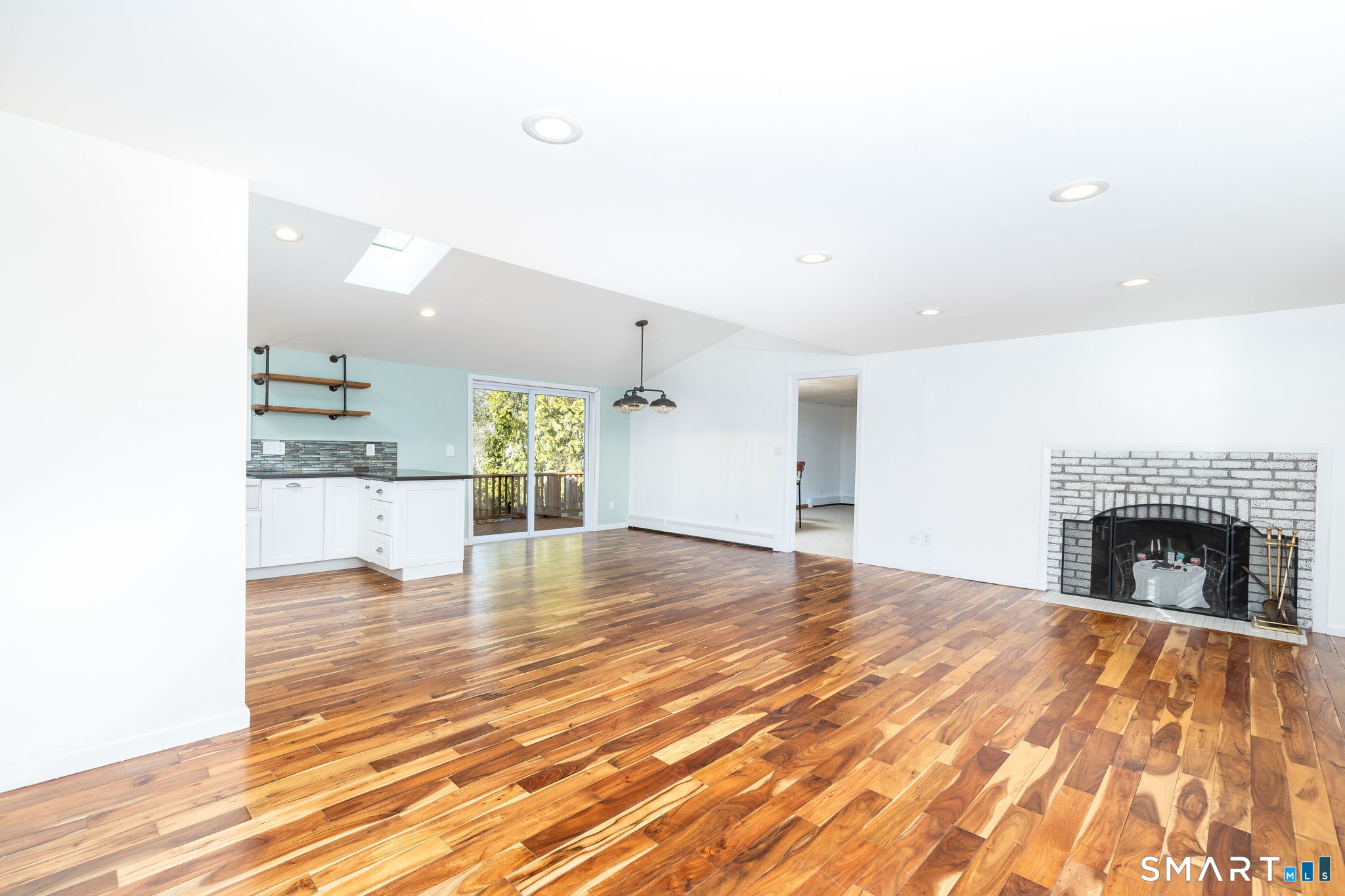 East Hampton, Connecticut 06424, United States, 3 Bedrooms Bedrooms, ,2 BathroomsBathrooms,Residential,Active,257005