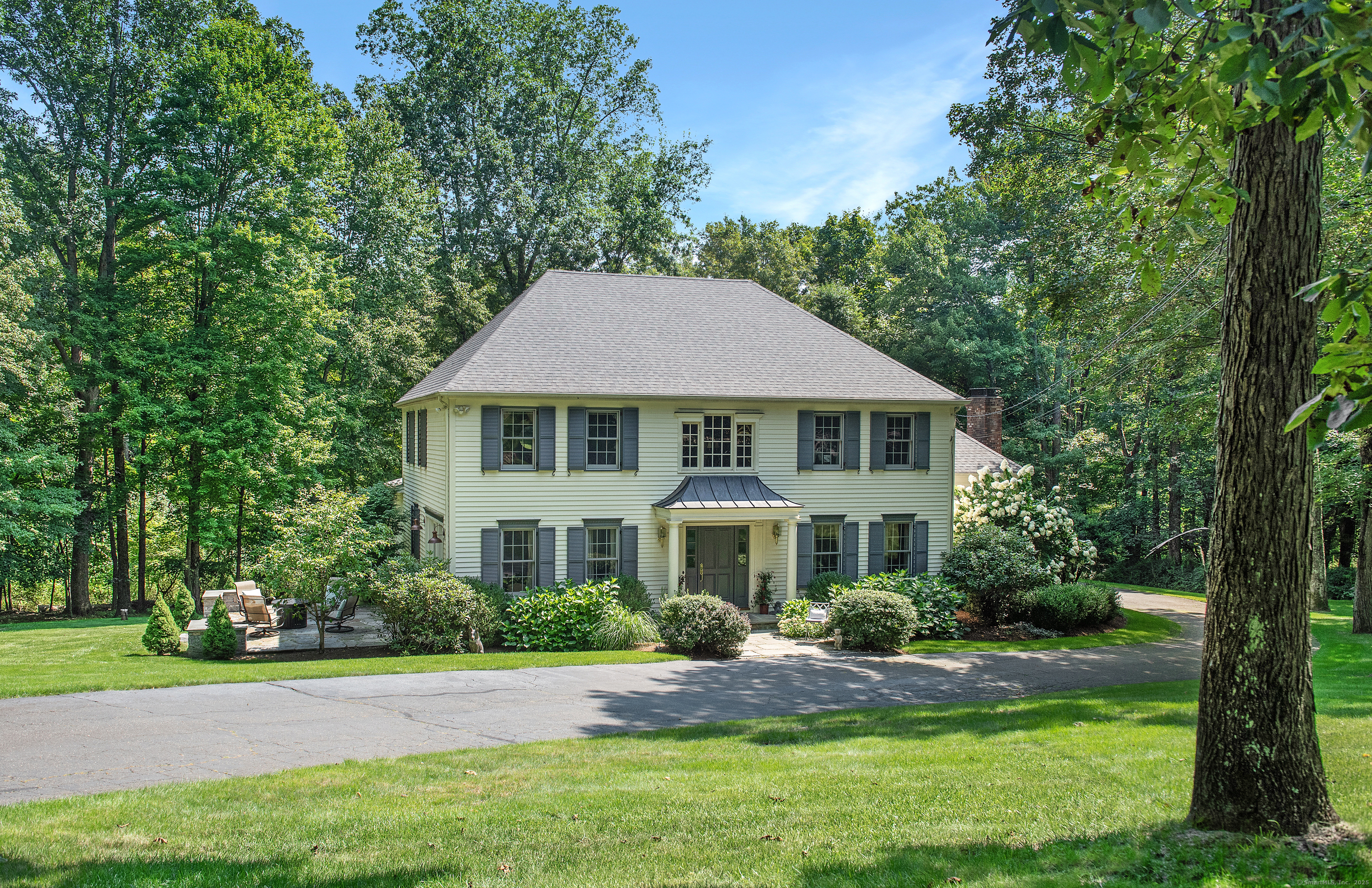 Grandview Drive, Ridgefield, Connecticut - 4 Bedrooms  
4 Bathrooms  
9 Rooms - 