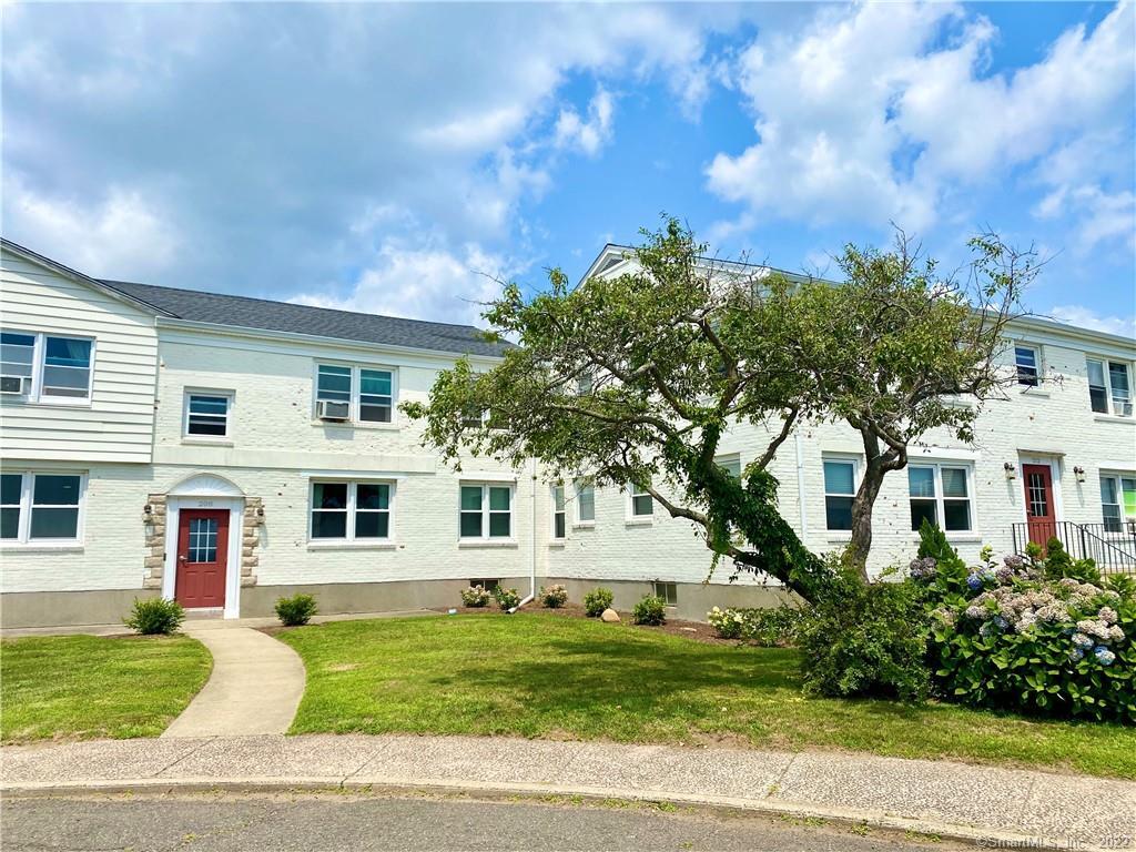 208 Point Beach Drive 1C, Milford, Connecticut - 2 Bedrooms  
1 Bathrooms  
4 Rooms - 