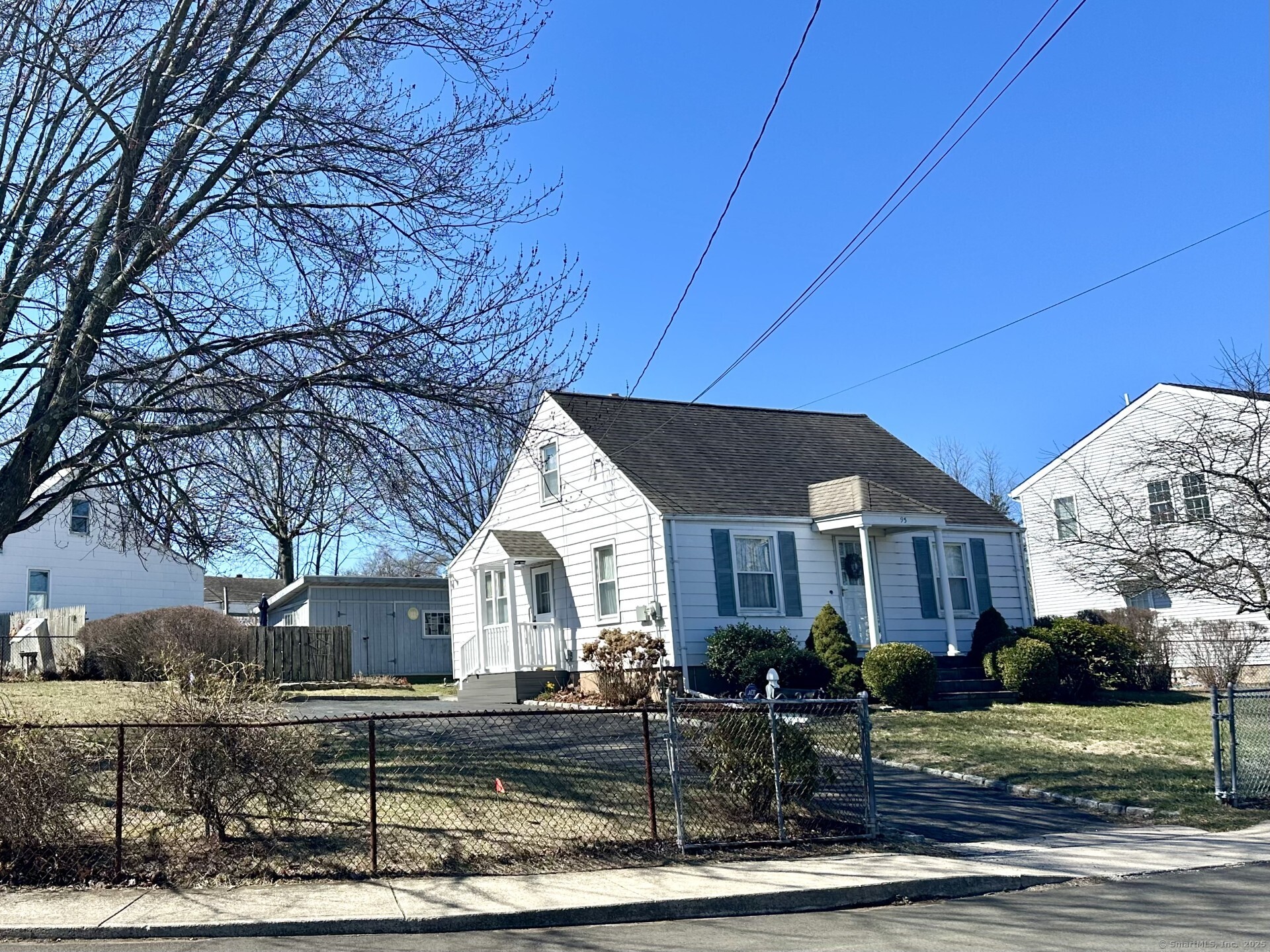 Vista Drive, East Haven, Connecticut - 2 Bedrooms  
1 Bathrooms  
6 Rooms - 