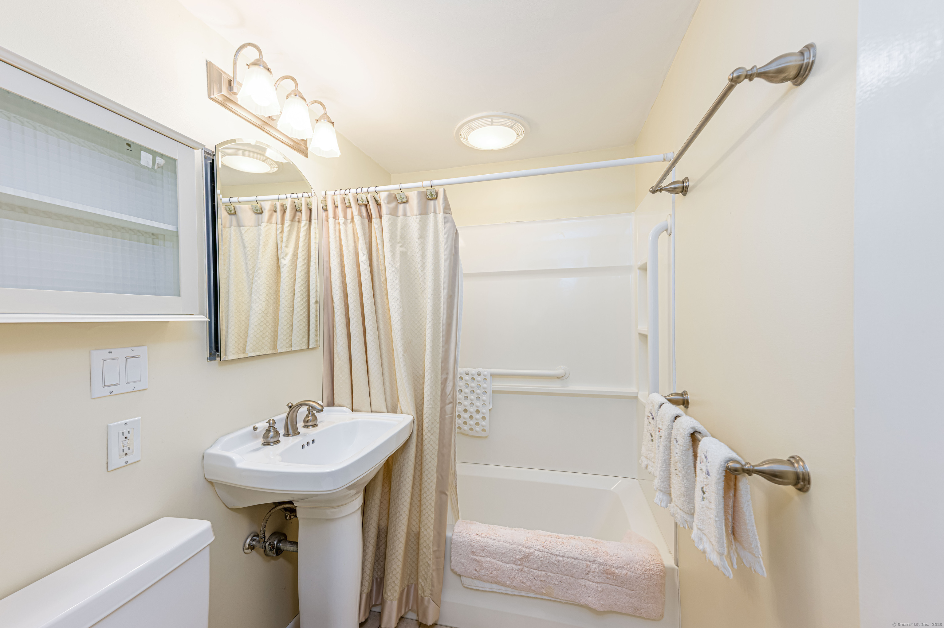 95 Vista Drive, East Haven, Connecticut image 8