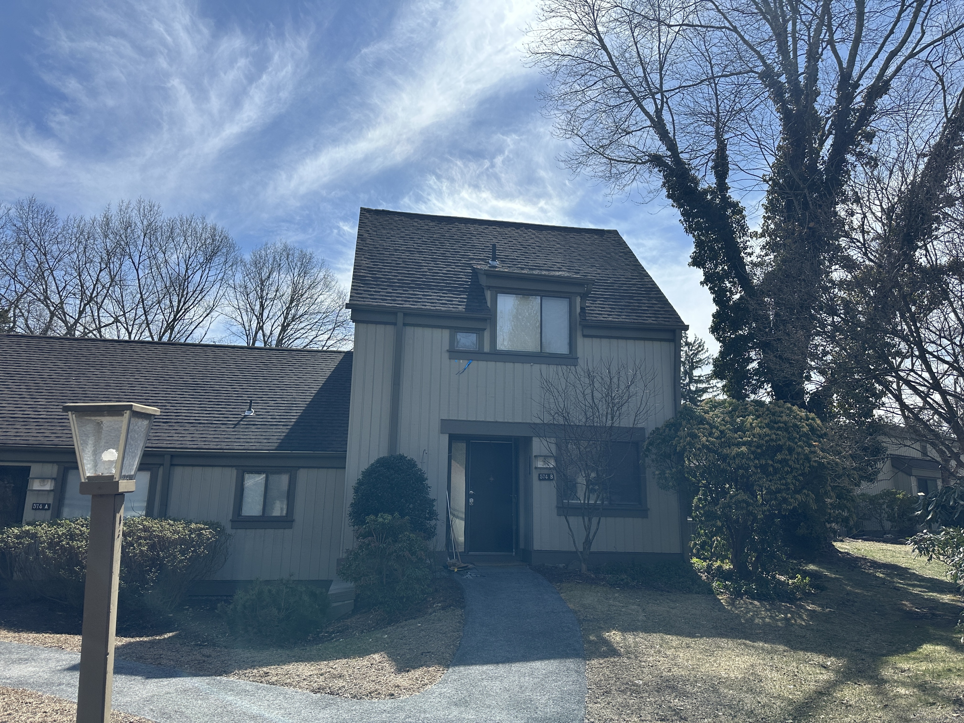 Heritage Village B, Southbury, Connecticut - 2 Bedrooms  
2 Bathrooms  
5 Rooms - 