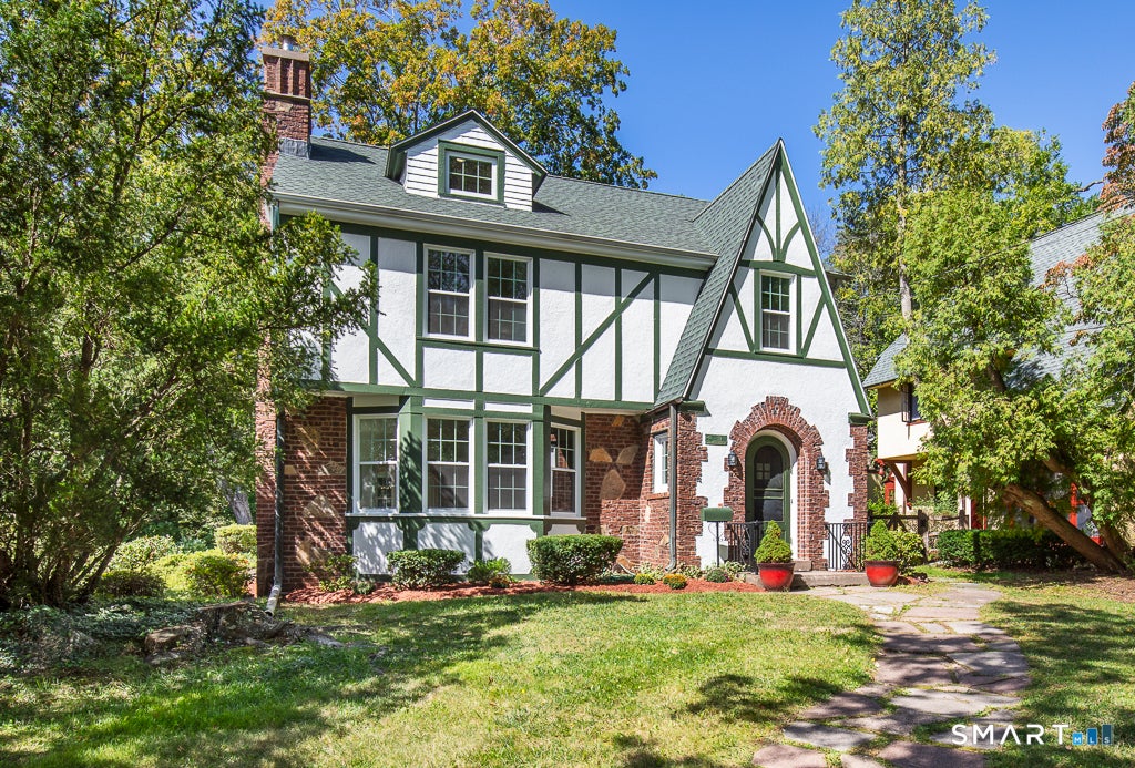 Photo of 10 Vista Terrace, New Haven, CT 06515 (MLS # 24209415)