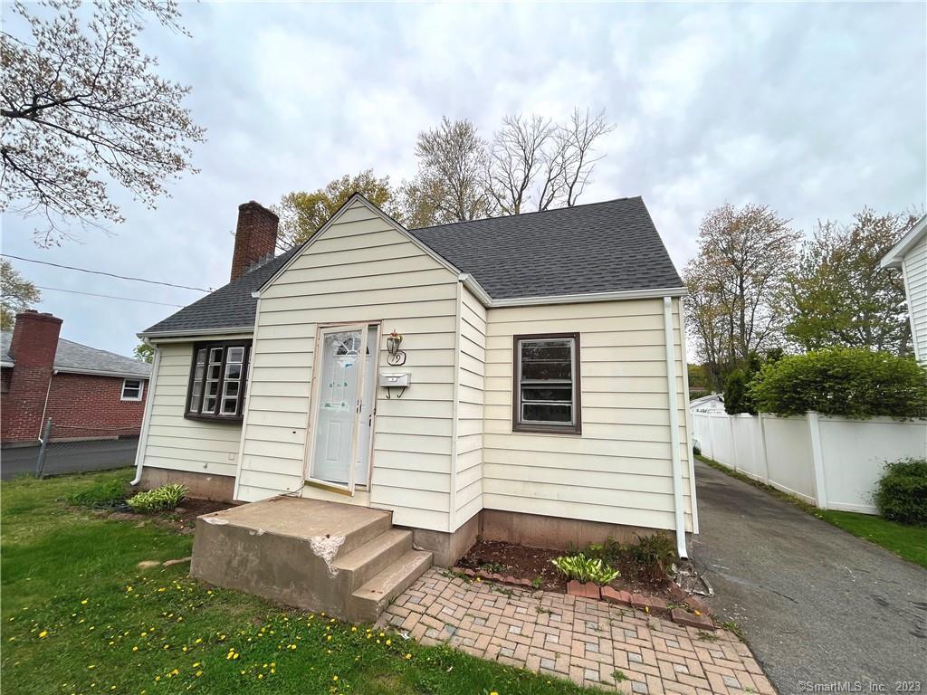 79 Goodwin Avenue, Wethersfield, Connecticut - 3 Bedrooms  
2 Bathrooms  
7 Rooms - 