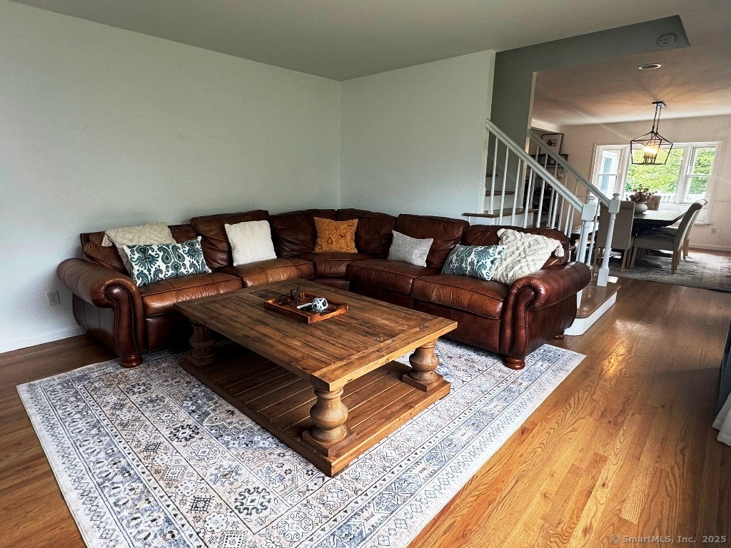 8 Breezy Knoll Avenue
