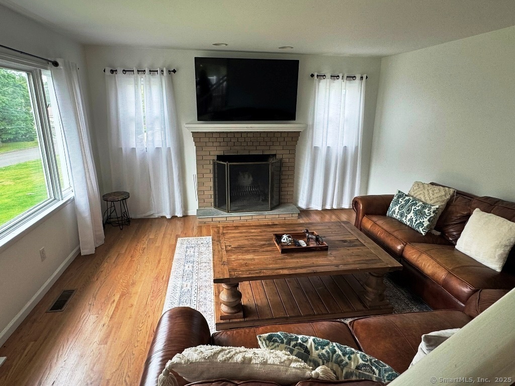 8 Breezy Knoll Avenue