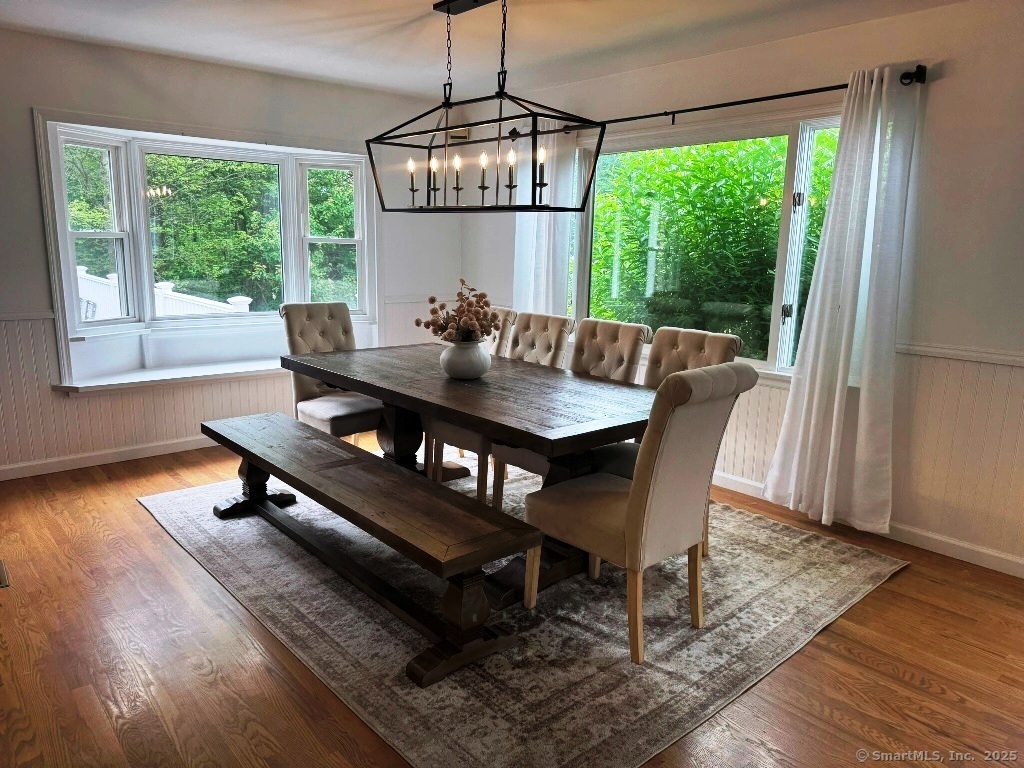 8 Breezy Knoll Avenue