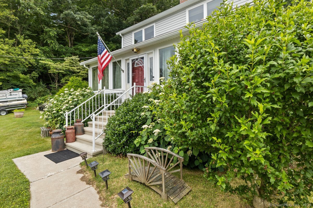 Photo 1 of 23 River Road, East Lyme, Connecticut, $1,100,000, Web #: 24035490