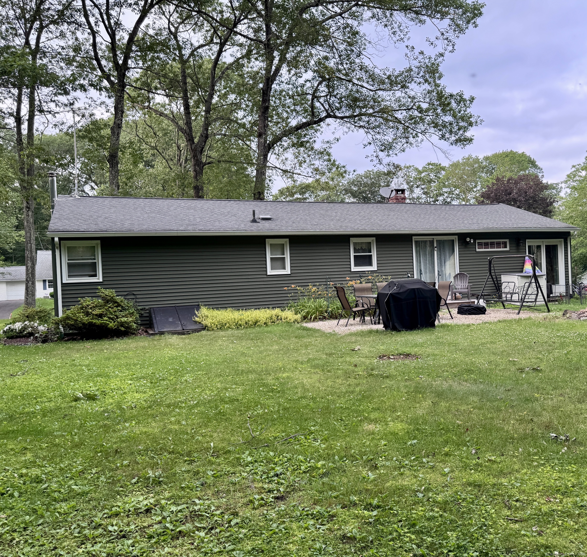 New Hartford, Connecticut 06057, United States, 3 Bedrooms Bedrooms, ,1 BathroomBathrooms,Residential,Pending,157407