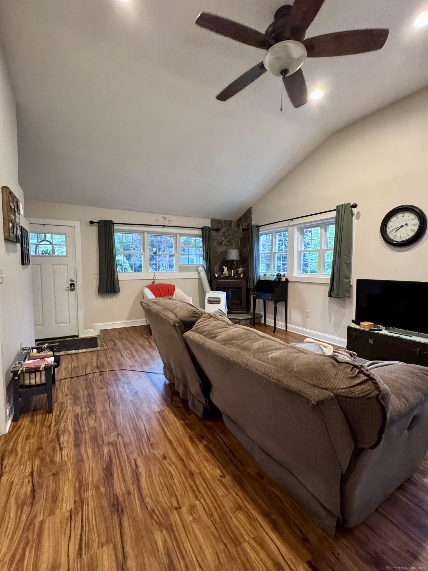 New Hartford, Connecticut 06057, United States, 3 Bedrooms Bedrooms, ,1 BathroomBathrooms,Residential,Pending,157407