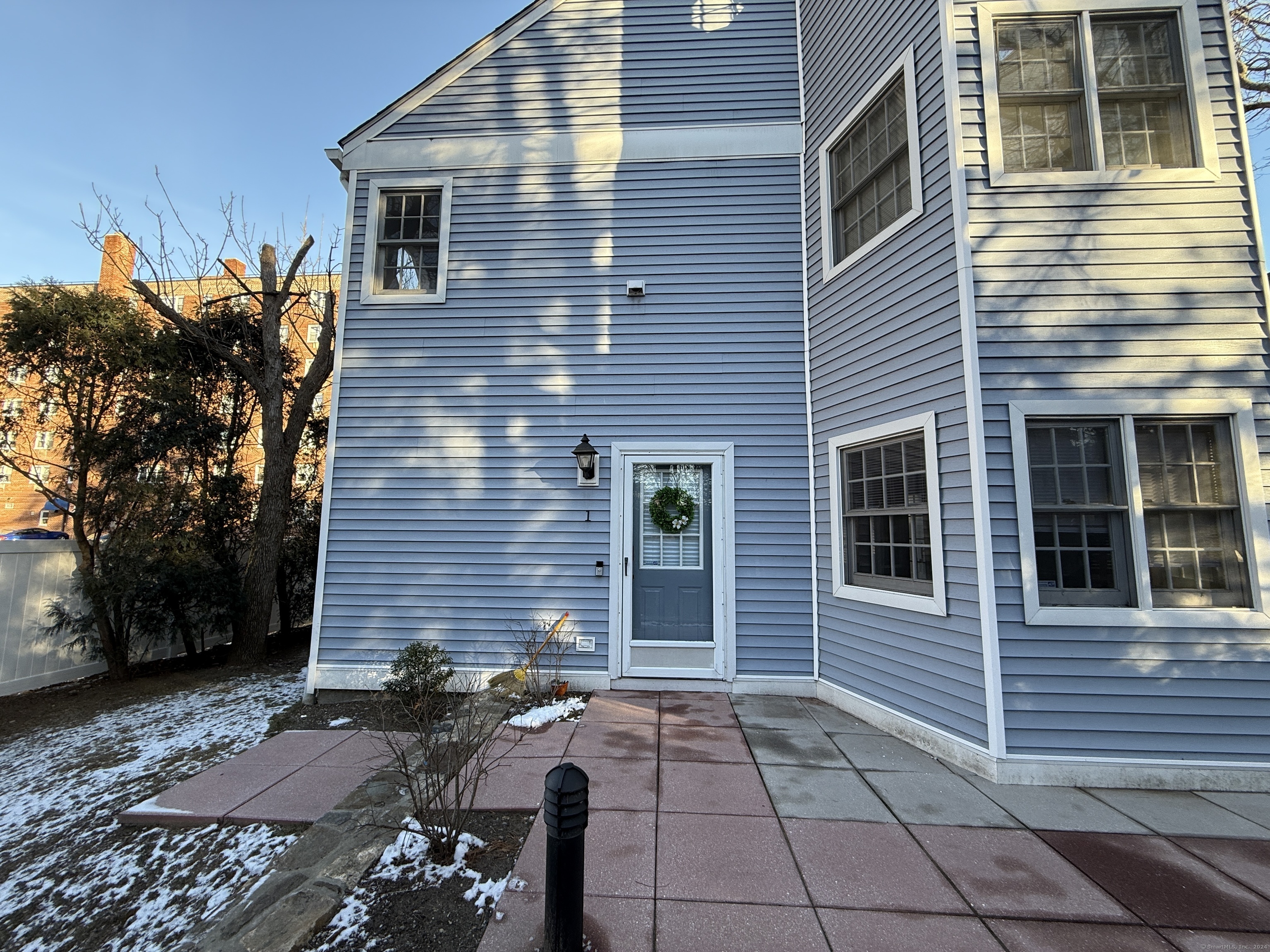 Rental Property at 118 Grove Street Apt 1, Stamford, Connecticut - Bedrooms: 2 
Bathrooms: 3 
Rooms: 5  - $3,600 MO.