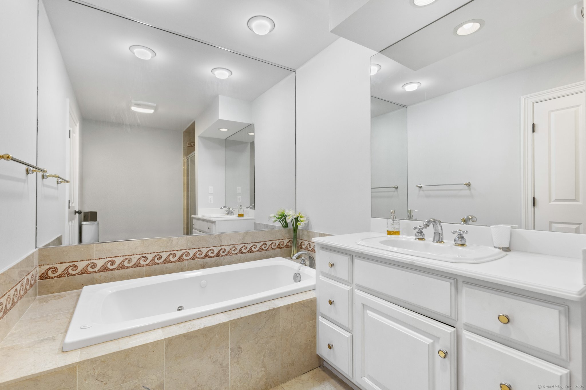 Greenwich, Connecticut 06830, United States, 3 Bedrooms Bedrooms, ,4 BathroomsBathrooms,Residential,Active,183096