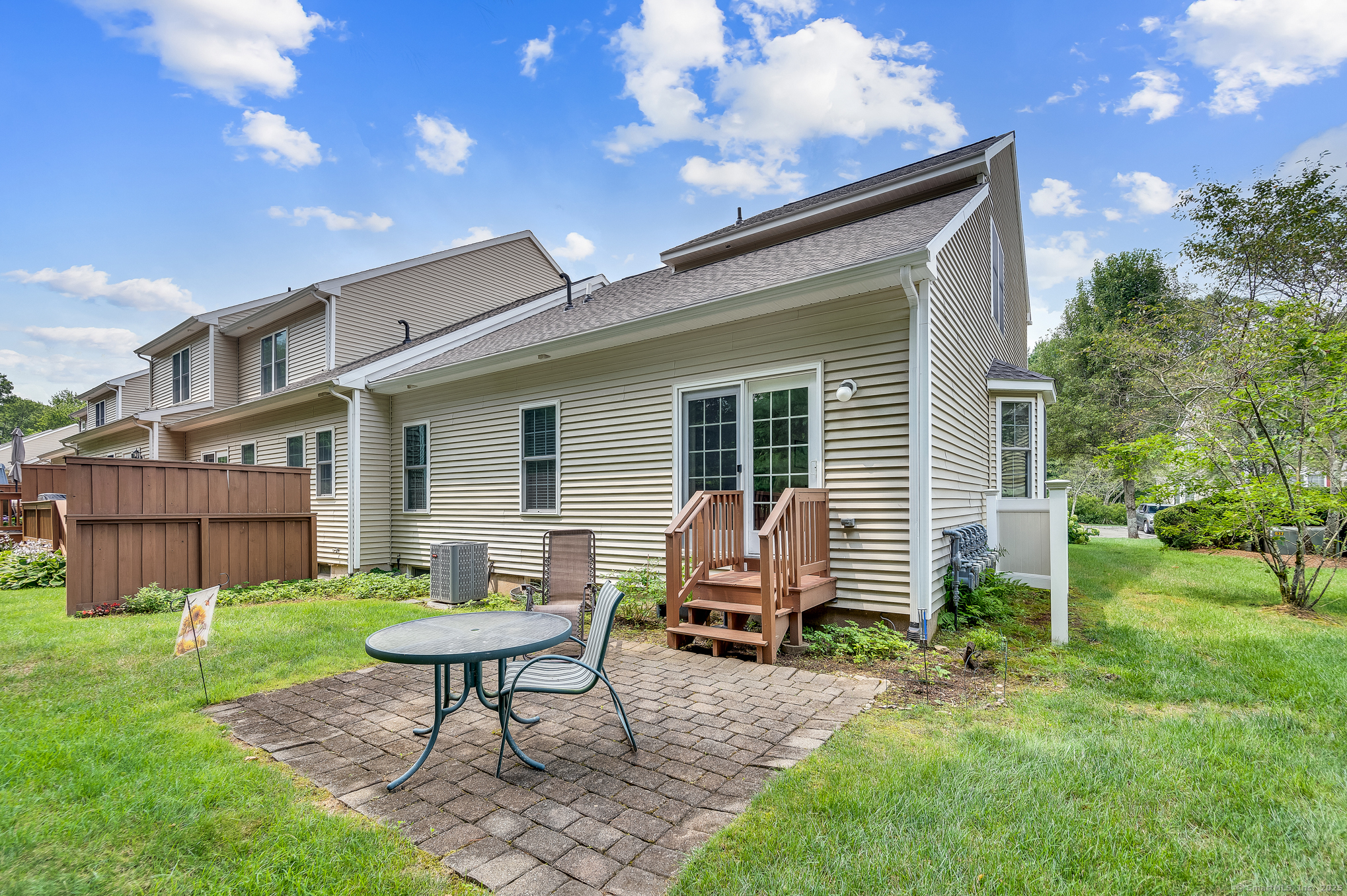 North Haven, Connecticut 06473, United States, 3 Bedrooms Bedrooms, ,3 BathroomsBathrooms,Residential,Active,178441