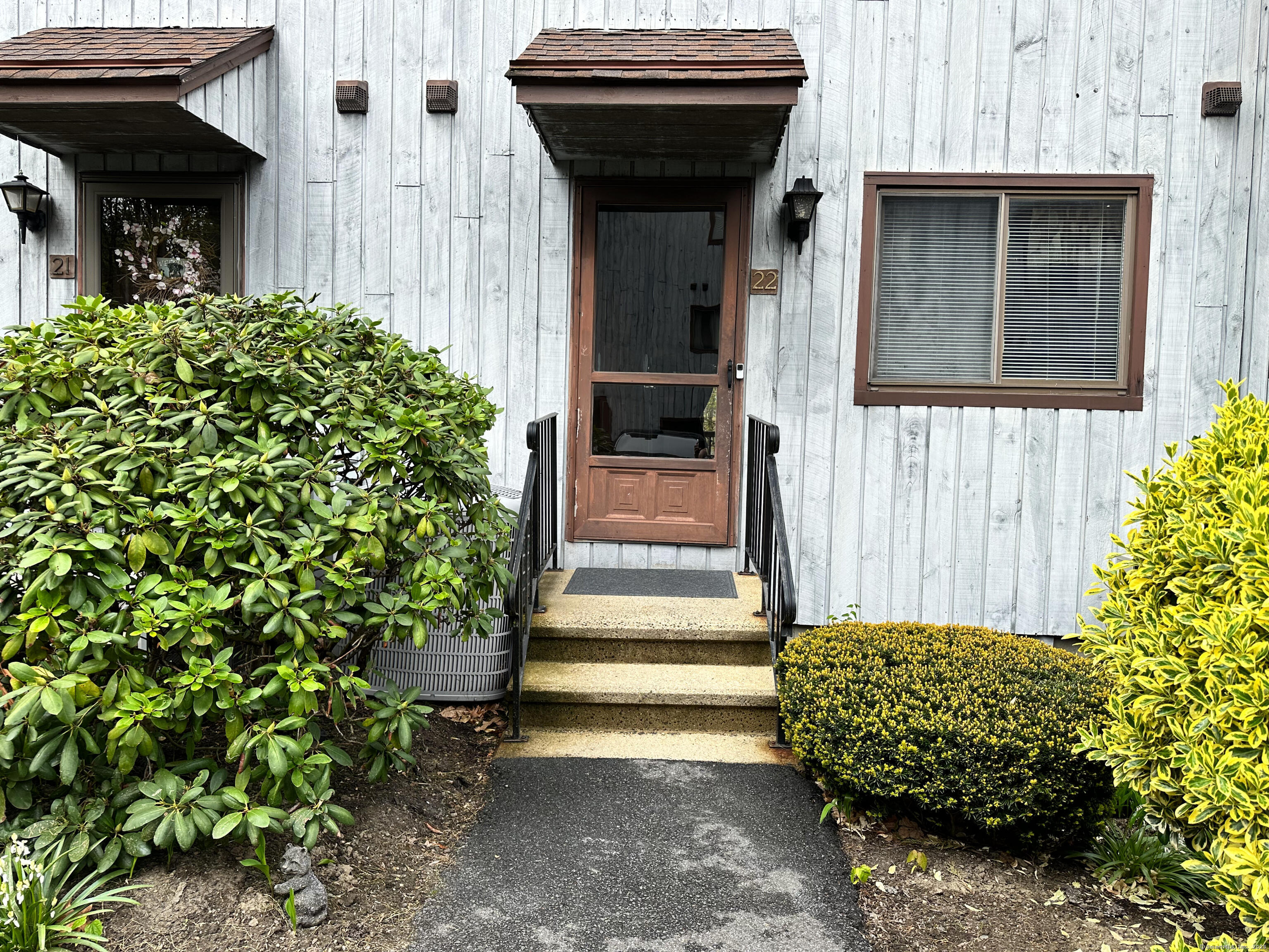 21 Linden Street Apt 22, Norwalk, Connecticut - 2 Bedrooms  
3 Bathrooms  
5 Rooms - 