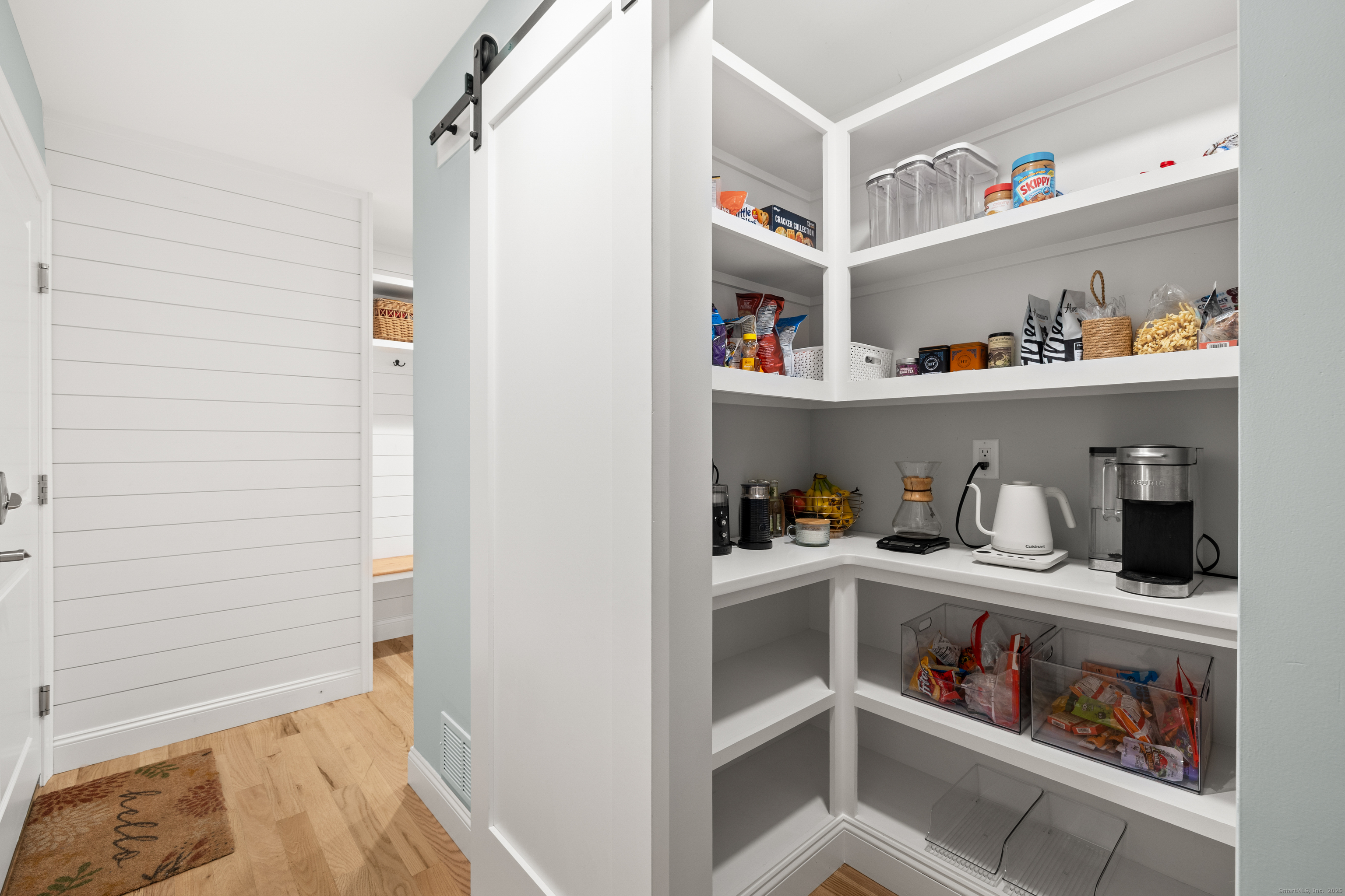 Newington, Connecticut 06111, United States, 3 Bedrooms Bedrooms, ,3 BathroomsBathrooms,Residential,Pending,251364