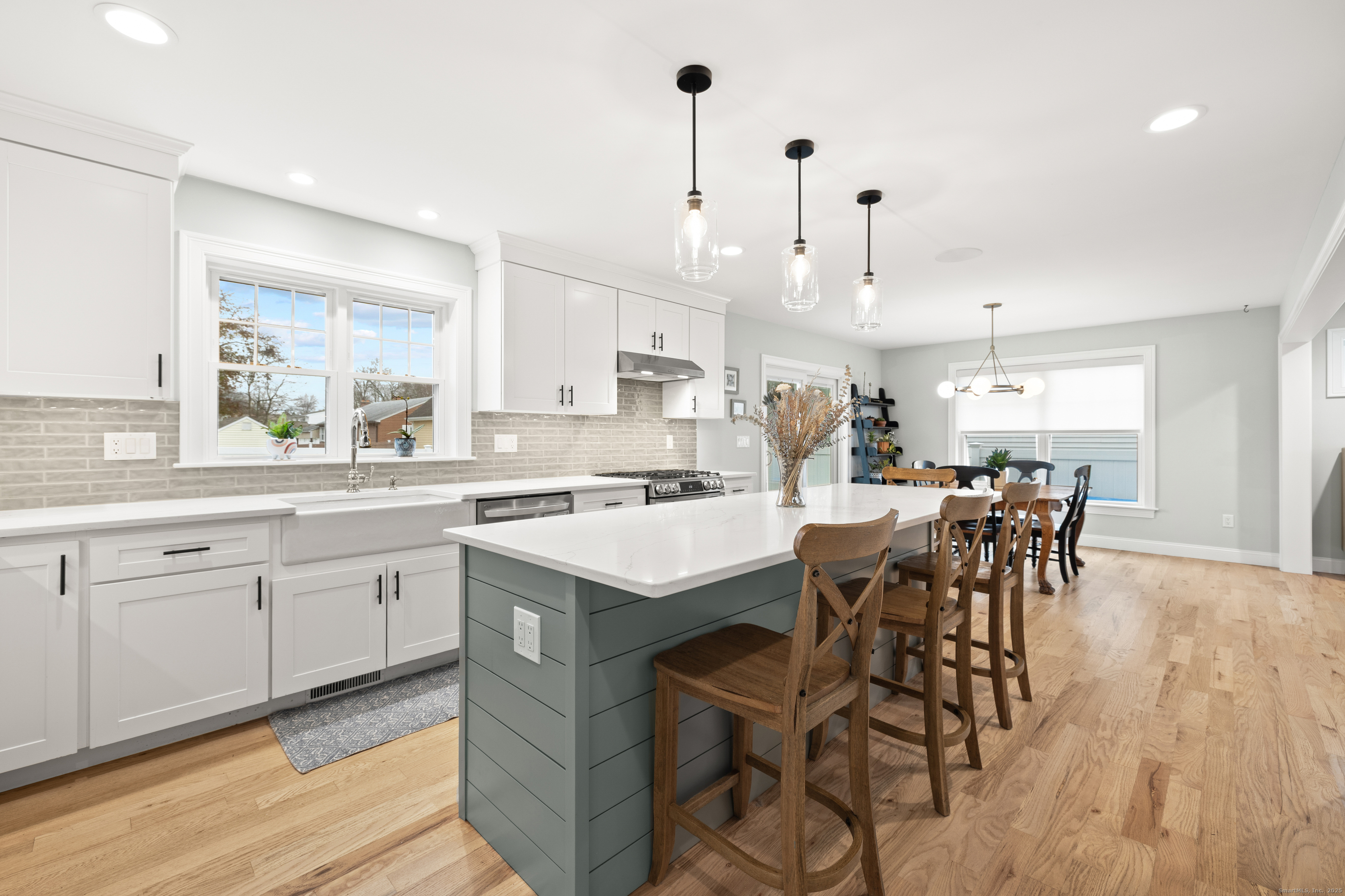 Newington, Connecticut 06111, United States, 3 Bedrooms Bedrooms, ,3 BathroomsBathrooms,Residential,Pending,251364