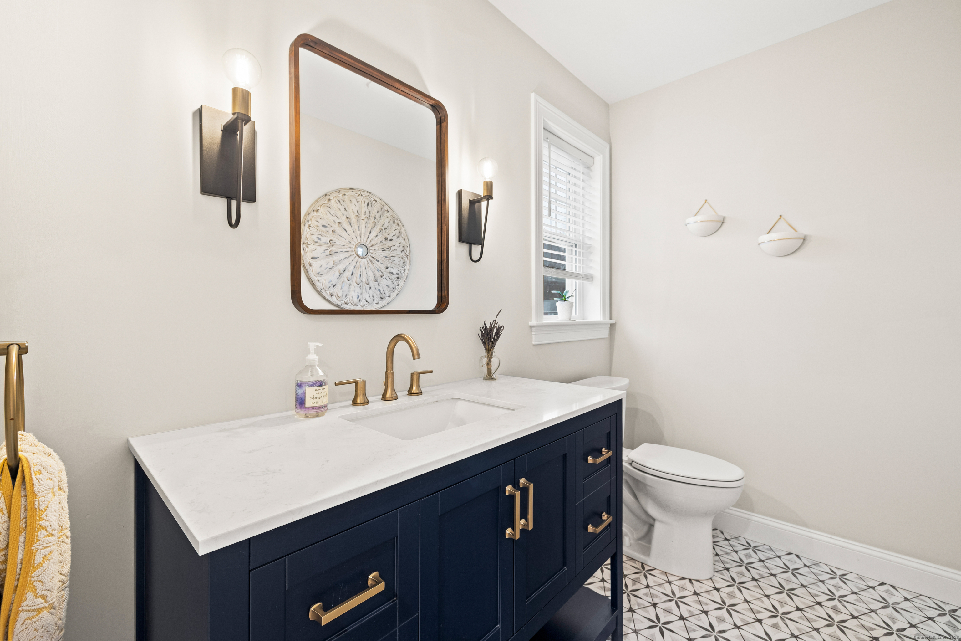 Newington, Connecticut 06111, United States, 3 Bedrooms Bedrooms, ,3 BathroomsBathrooms,Residential,Pending,251364