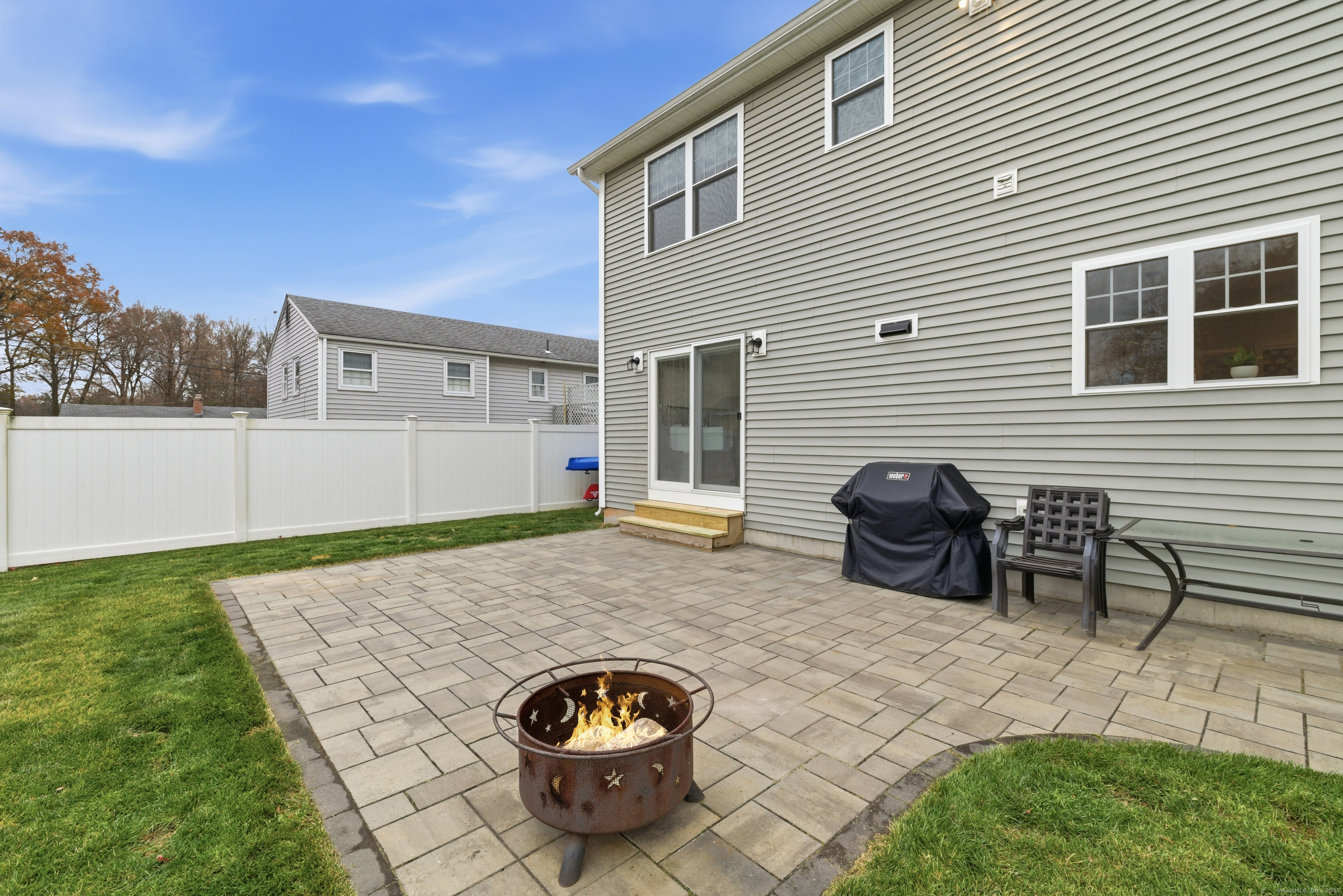 Newington, Connecticut 06111, United States, 3 Bedrooms Bedrooms, ,3 BathroomsBathrooms,Residential,Pending,251364