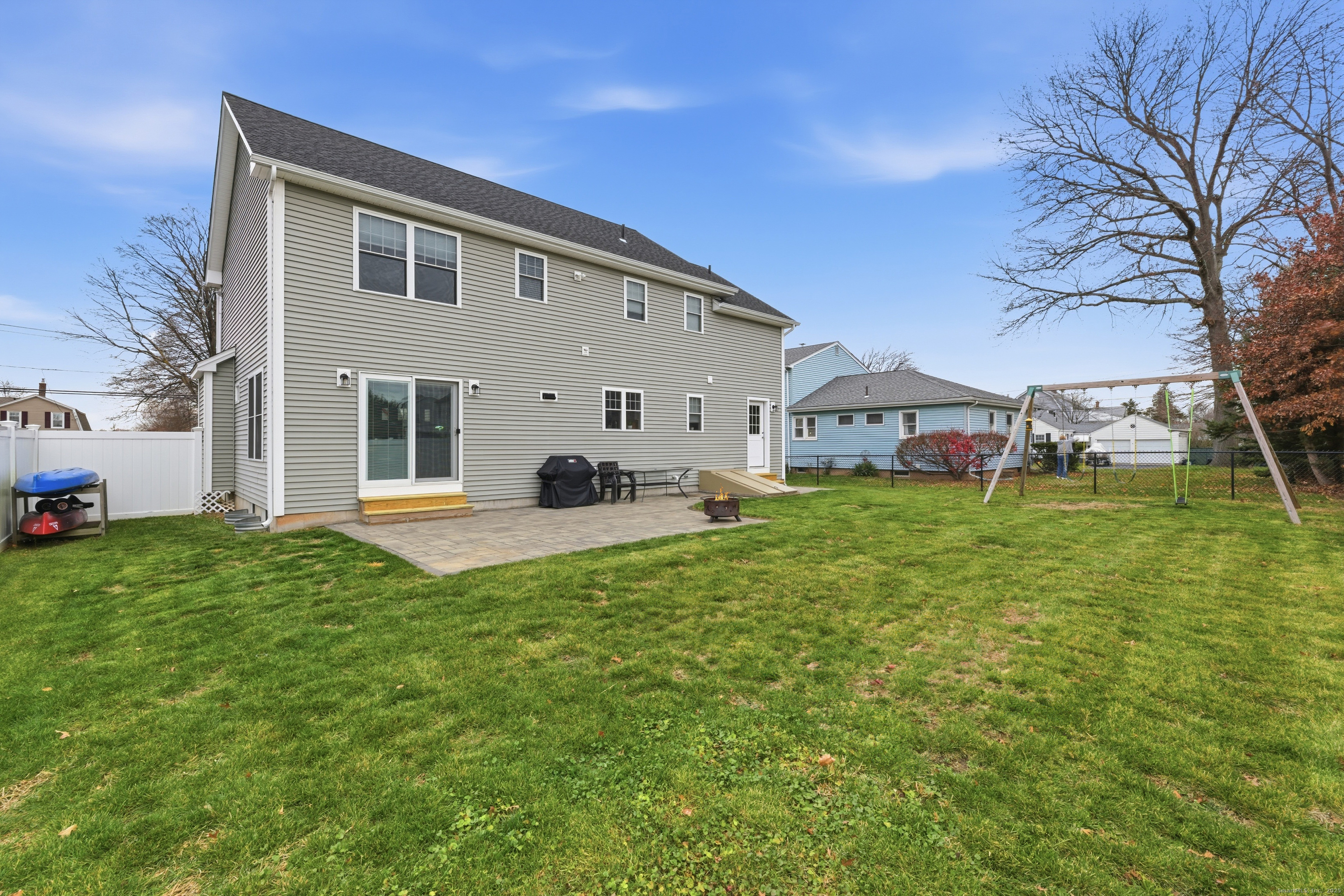 Newington, Connecticut 06111, United States, 3 Bedrooms Bedrooms, ,3 BathroomsBathrooms,Residential,Pending,251364