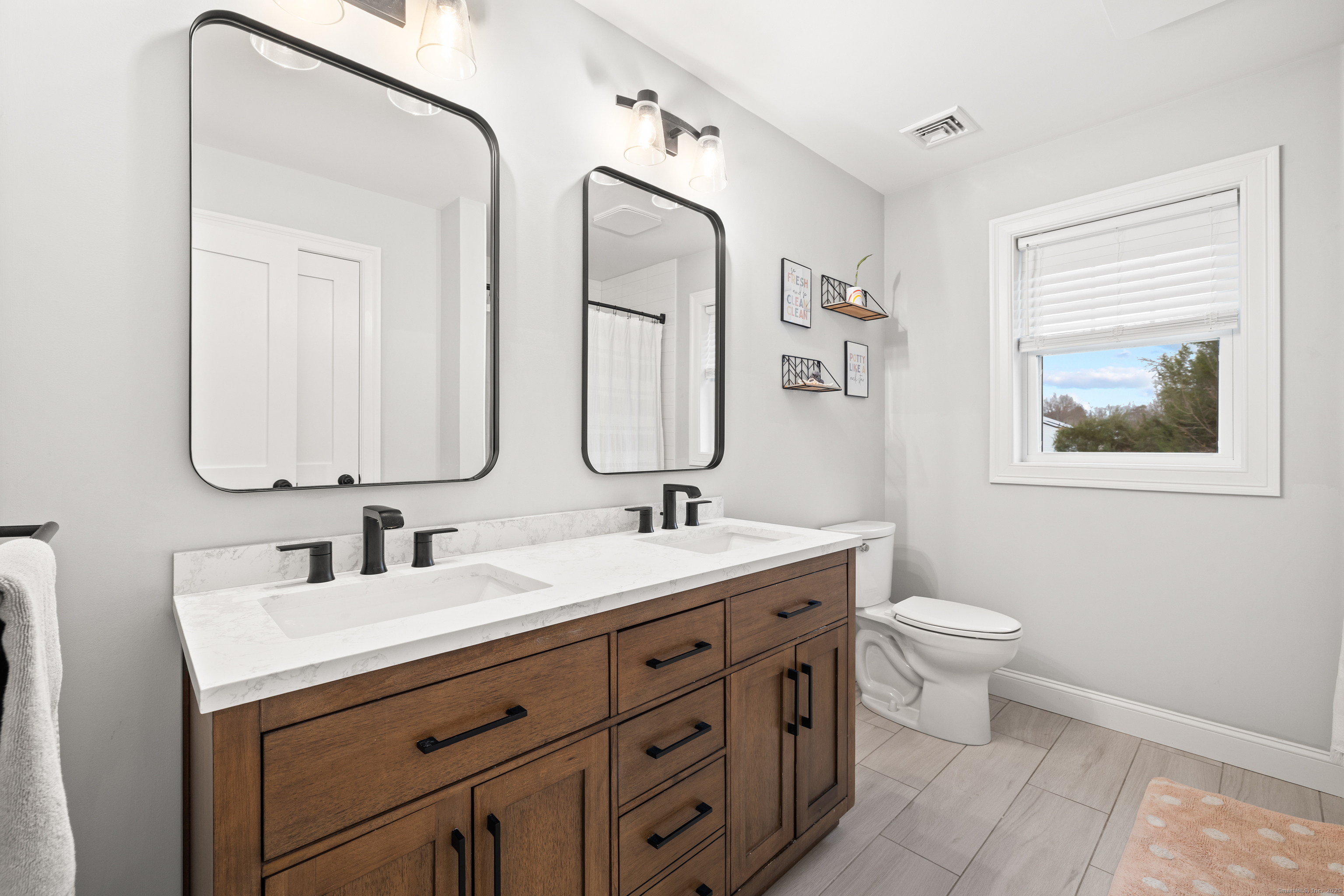 Newington, Connecticut 06111, United States, 3 Bedrooms Bedrooms, ,3 BathroomsBathrooms,Residential,Pending,251364