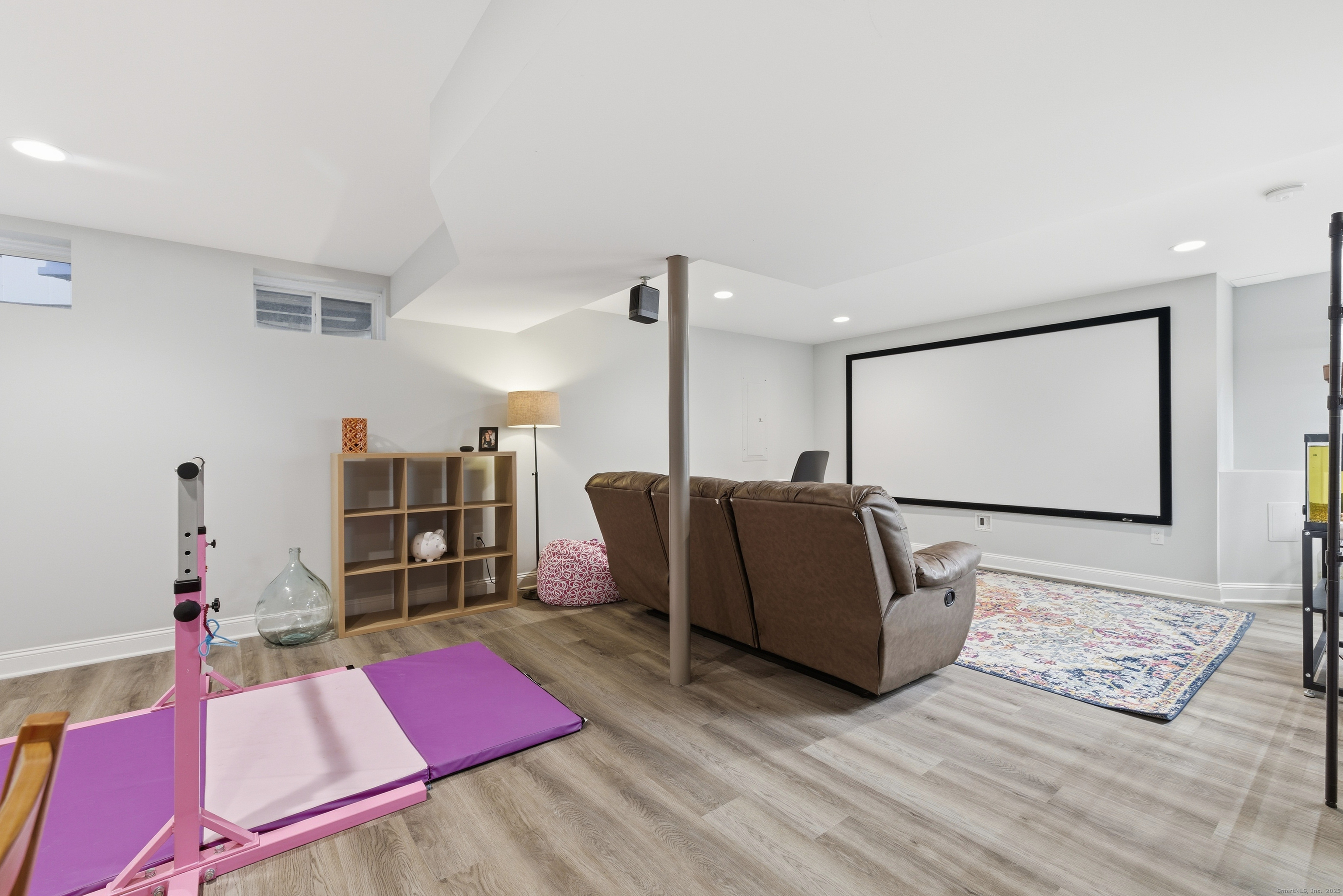 Newington, Connecticut 06111, United States, 3 Bedrooms Bedrooms, ,3 BathroomsBathrooms,Residential,Pending,251364