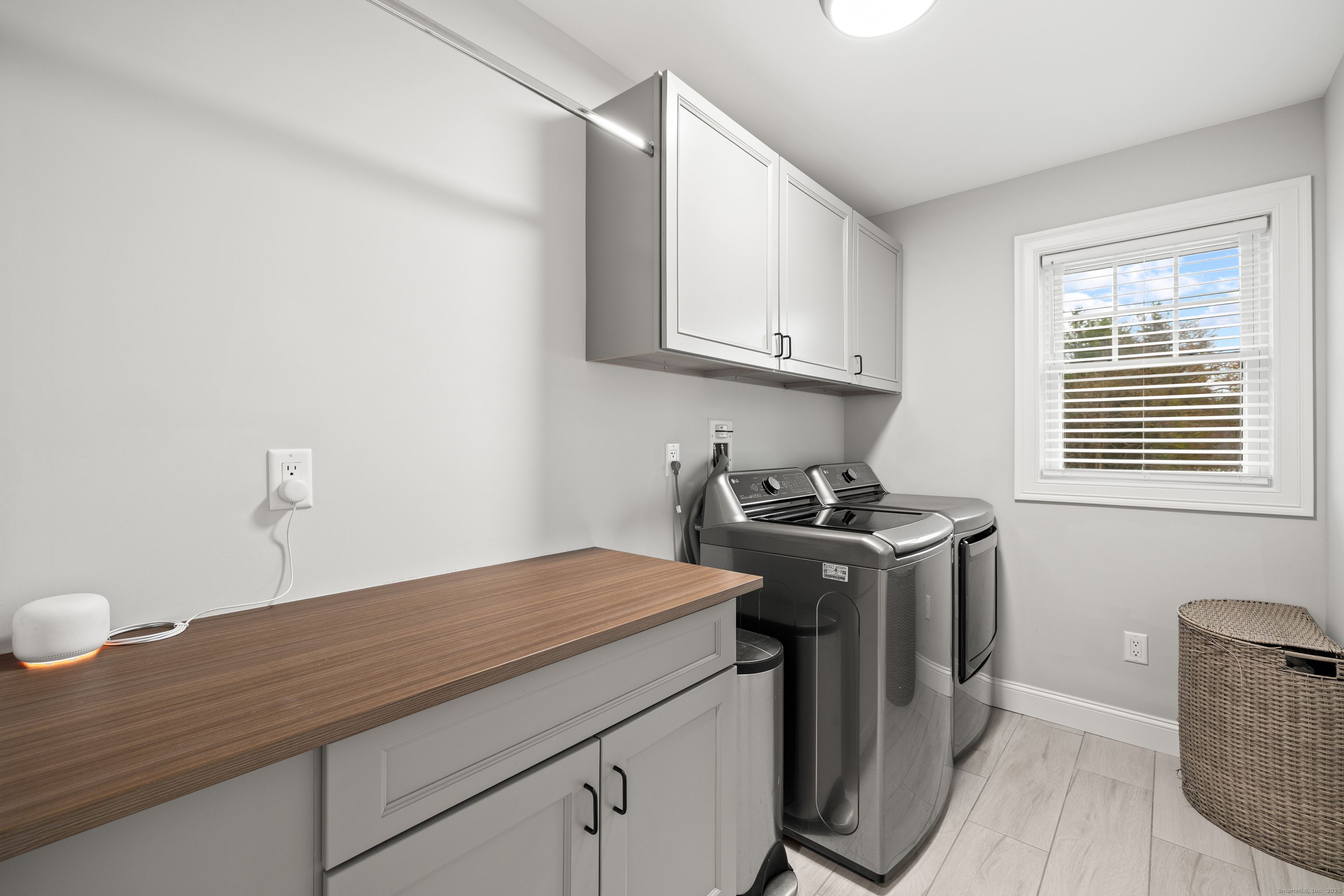 Newington, Connecticut 06111, United States, 3 Bedrooms Bedrooms, ,3 BathroomsBathrooms,Residential,Pending,251364