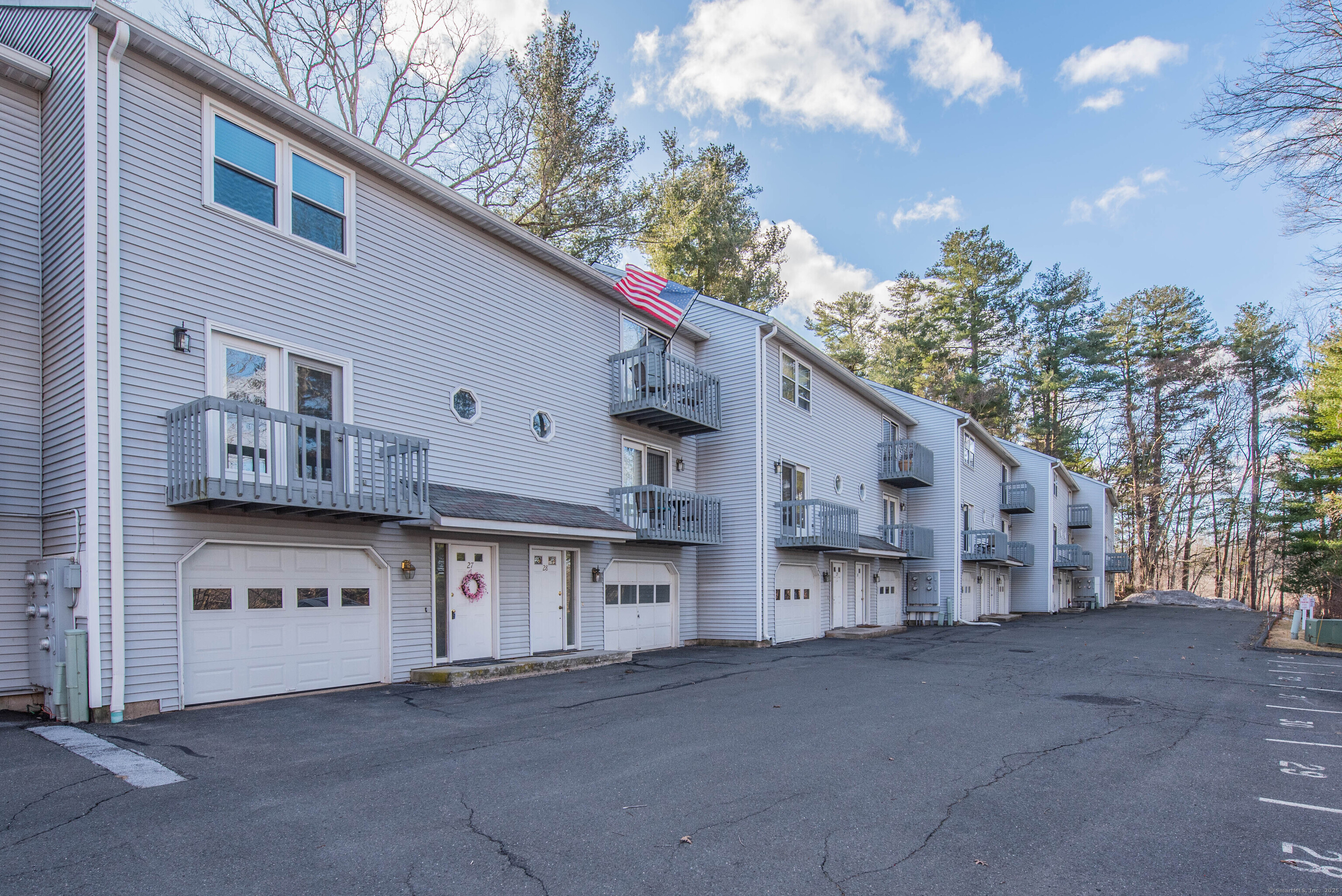 Northampton Lane Apt 27, Plainville, Connecticut - 2 Bedrooms  
3 Bathrooms  
5 Rooms - 