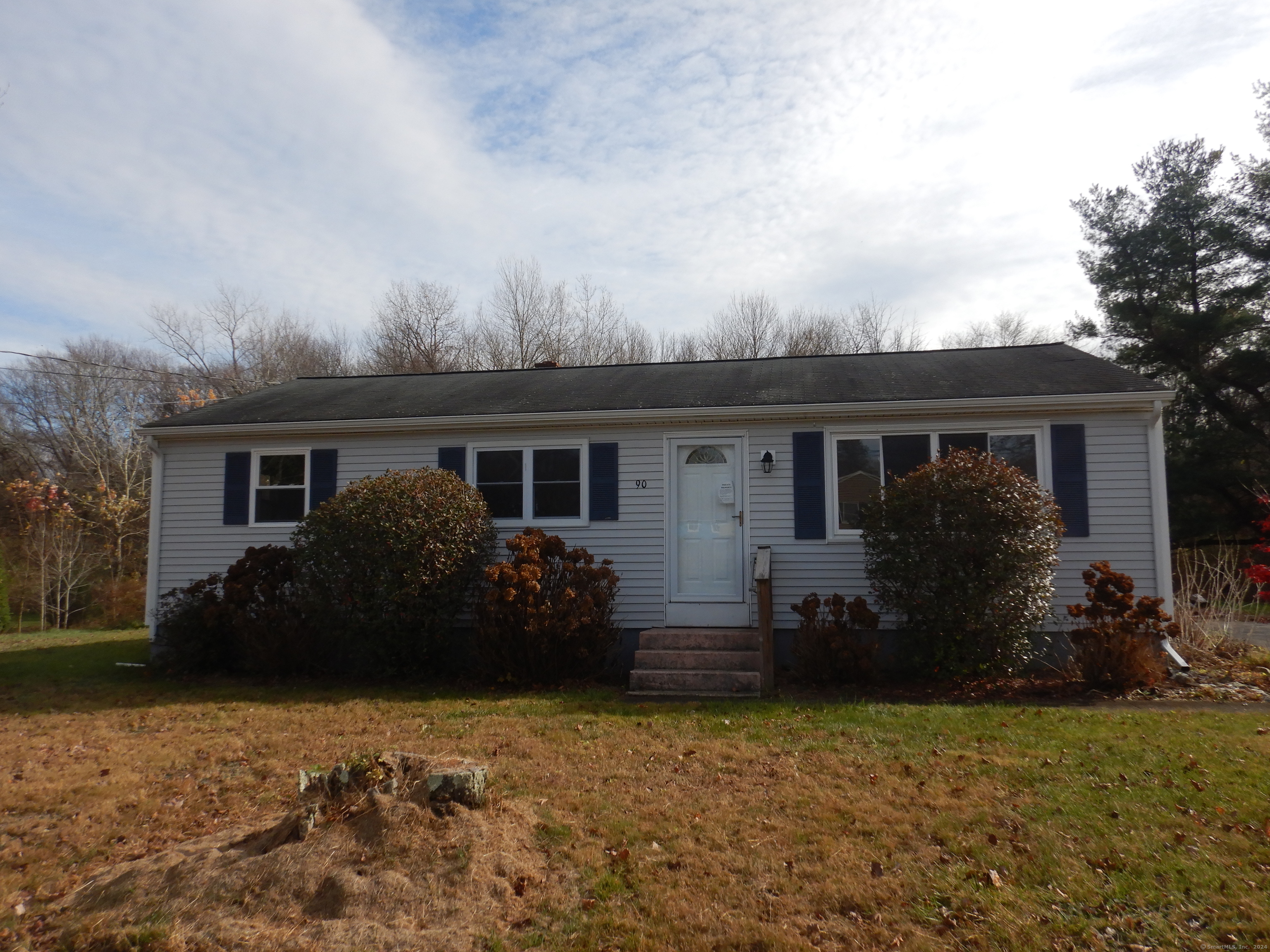 90 Francis Drive, Lebanon, Connecticut - 3 Bedrooms  
1 Bathrooms  
5 Rooms - 