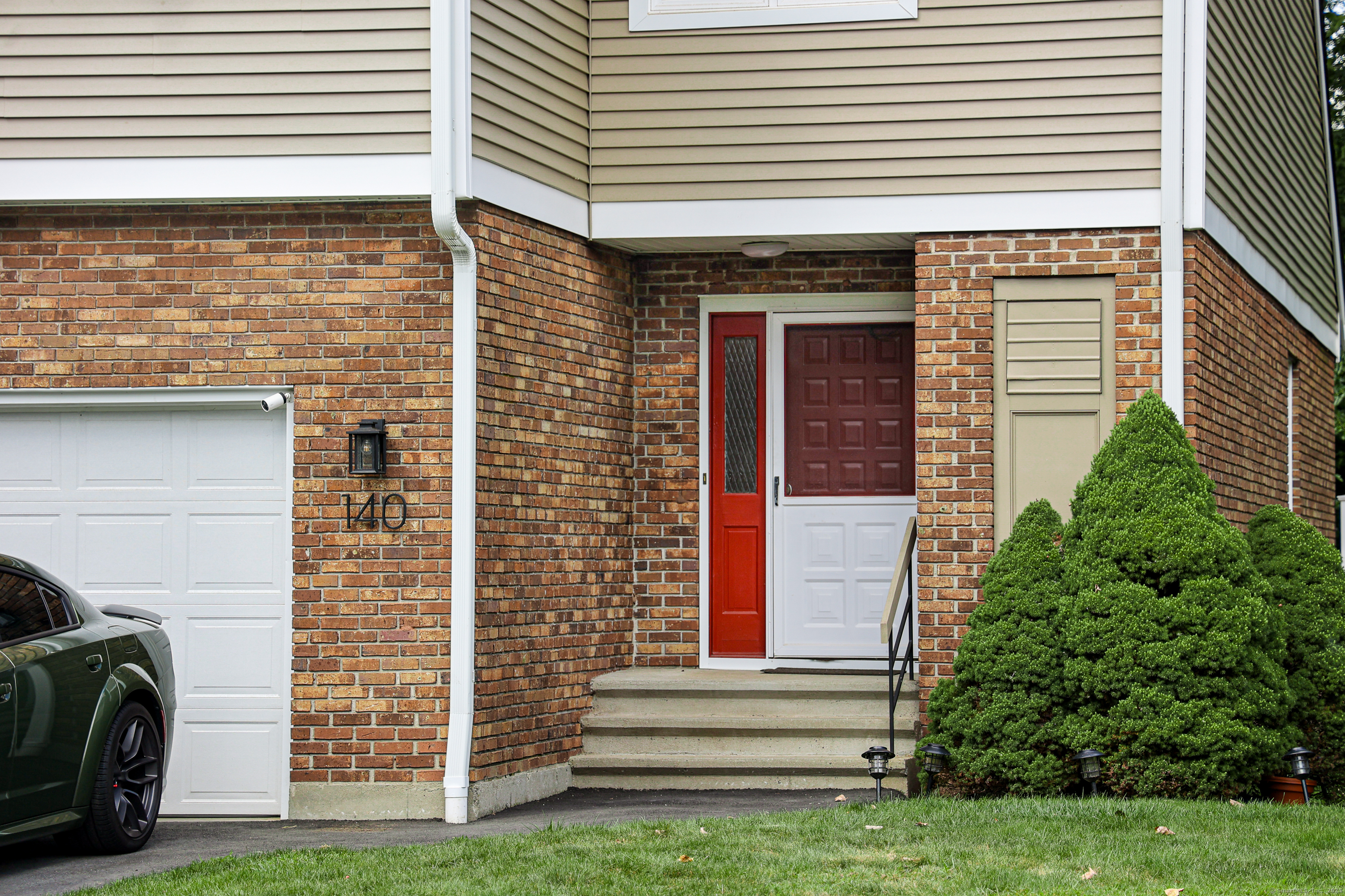 140 Hunter Drive 140