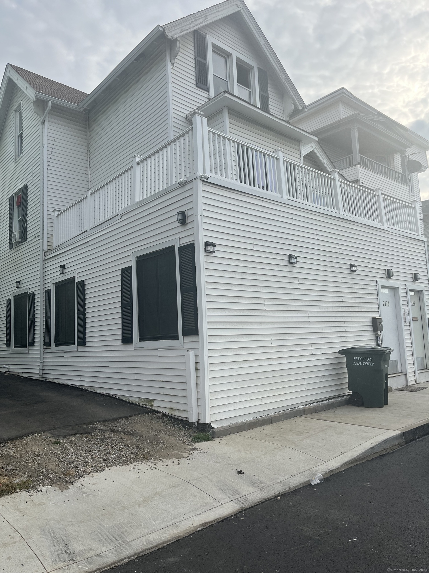 2168 Seaview Avenue 2170, Bridgeport, Connecticut - 3 Bedrooms  
1 Bathrooms  
6 Rooms - 