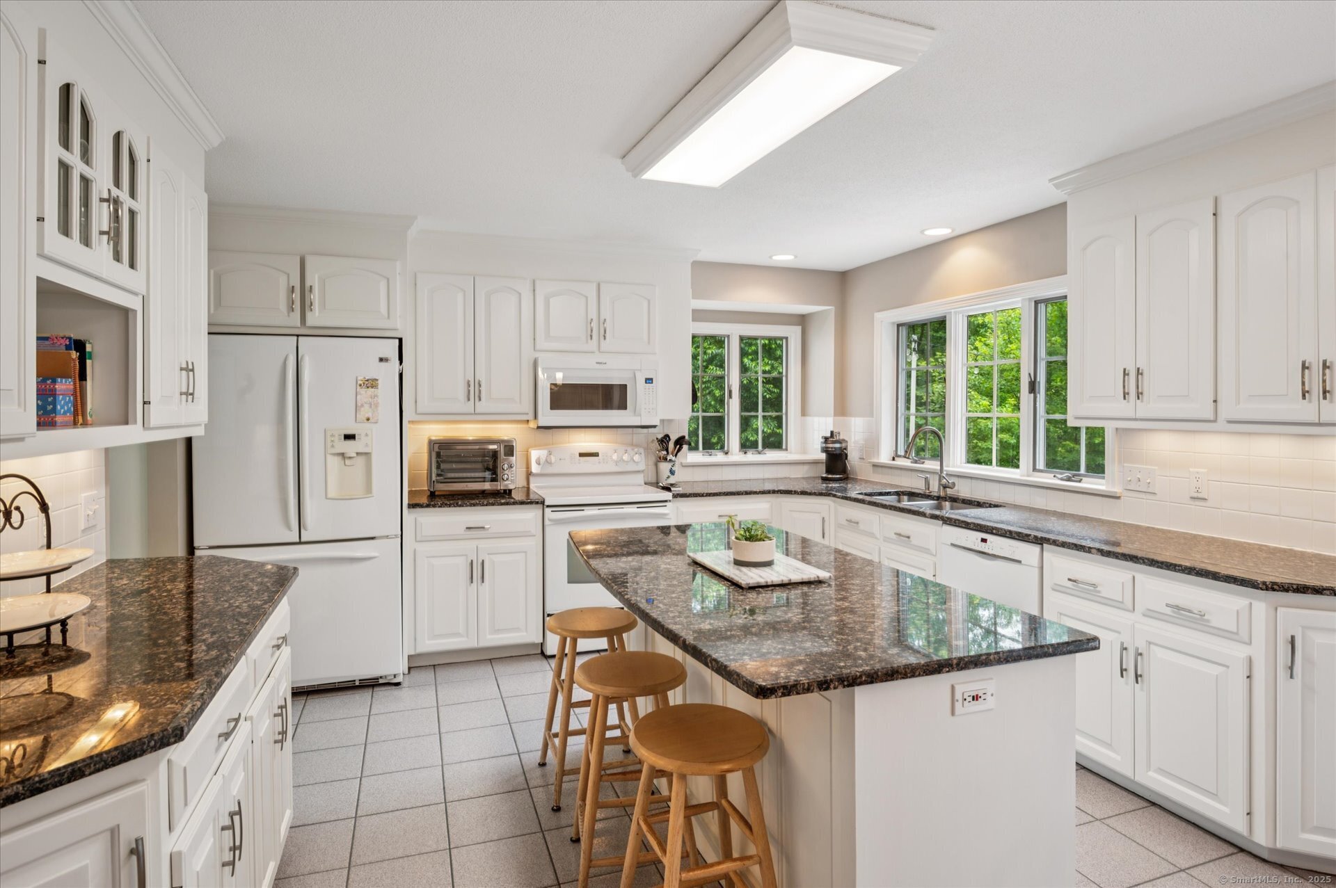 Avon, Connecticut 06001, United States, 5 Bedrooms Bedrooms, ,6 BathroomsBathrooms,Residential,Active,155691