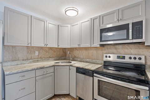 Tiny photo for 104 Oakwood Avenue #B7, West Hartford, CT 06119 (MLS # 24202922)