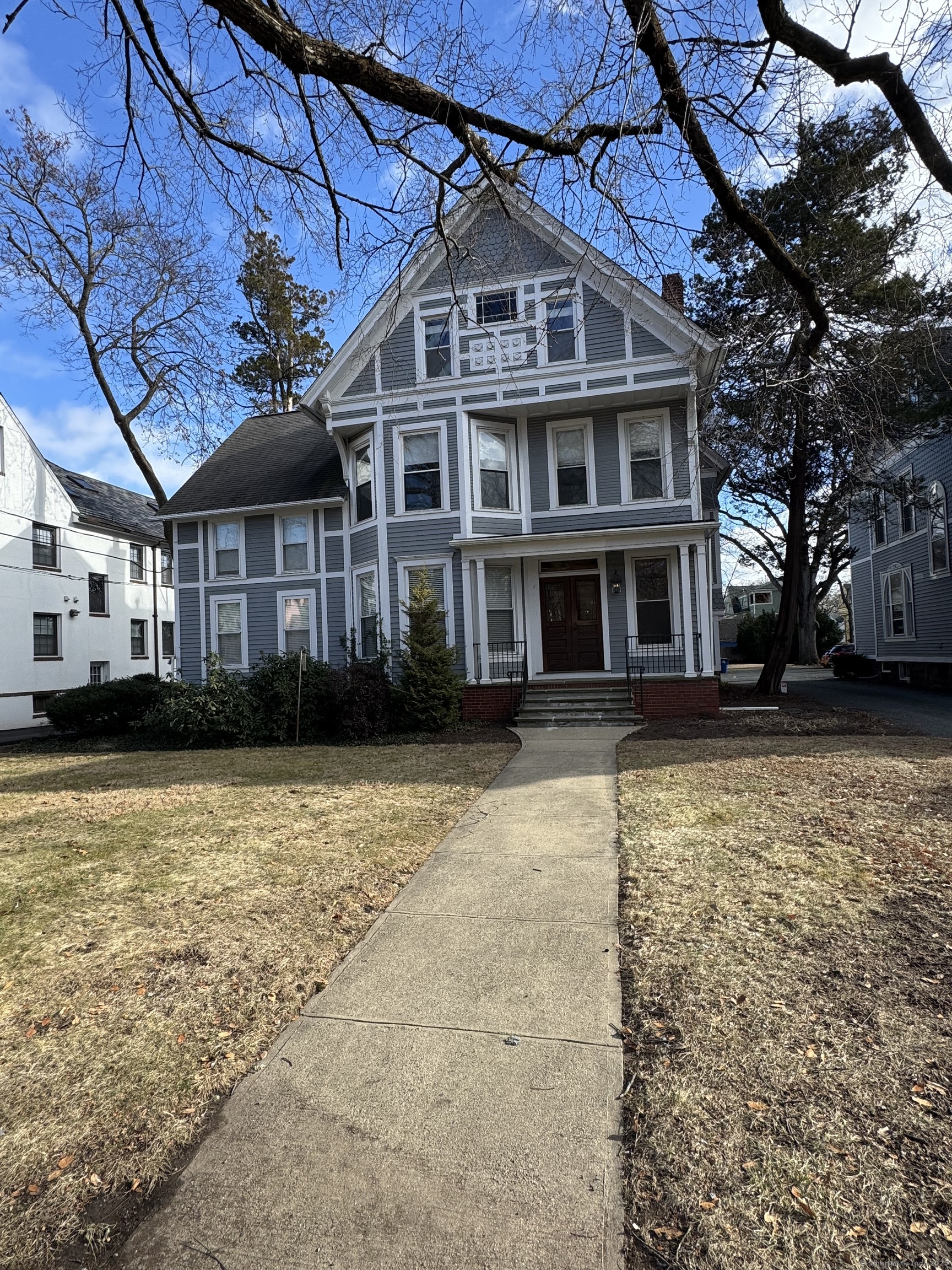 Whitney Avenue A1, New Haven, Connecticut - 2 Bedrooms  
2 Bathrooms  
5 Rooms - 