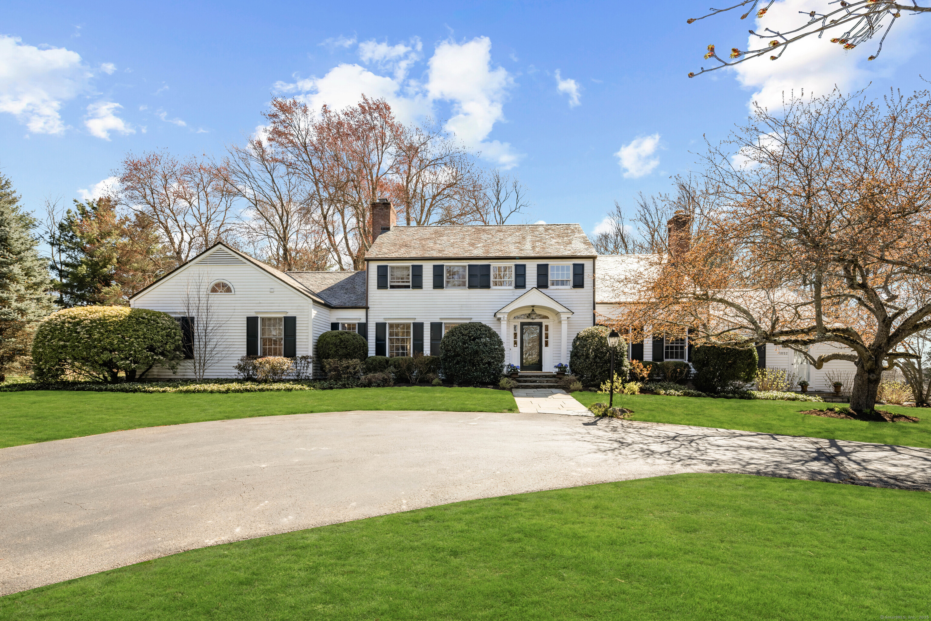 Oenoke Ridge, New Canaan, Connecticut - 4 Bedrooms  
3 Bathrooms  
10 Rooms - 