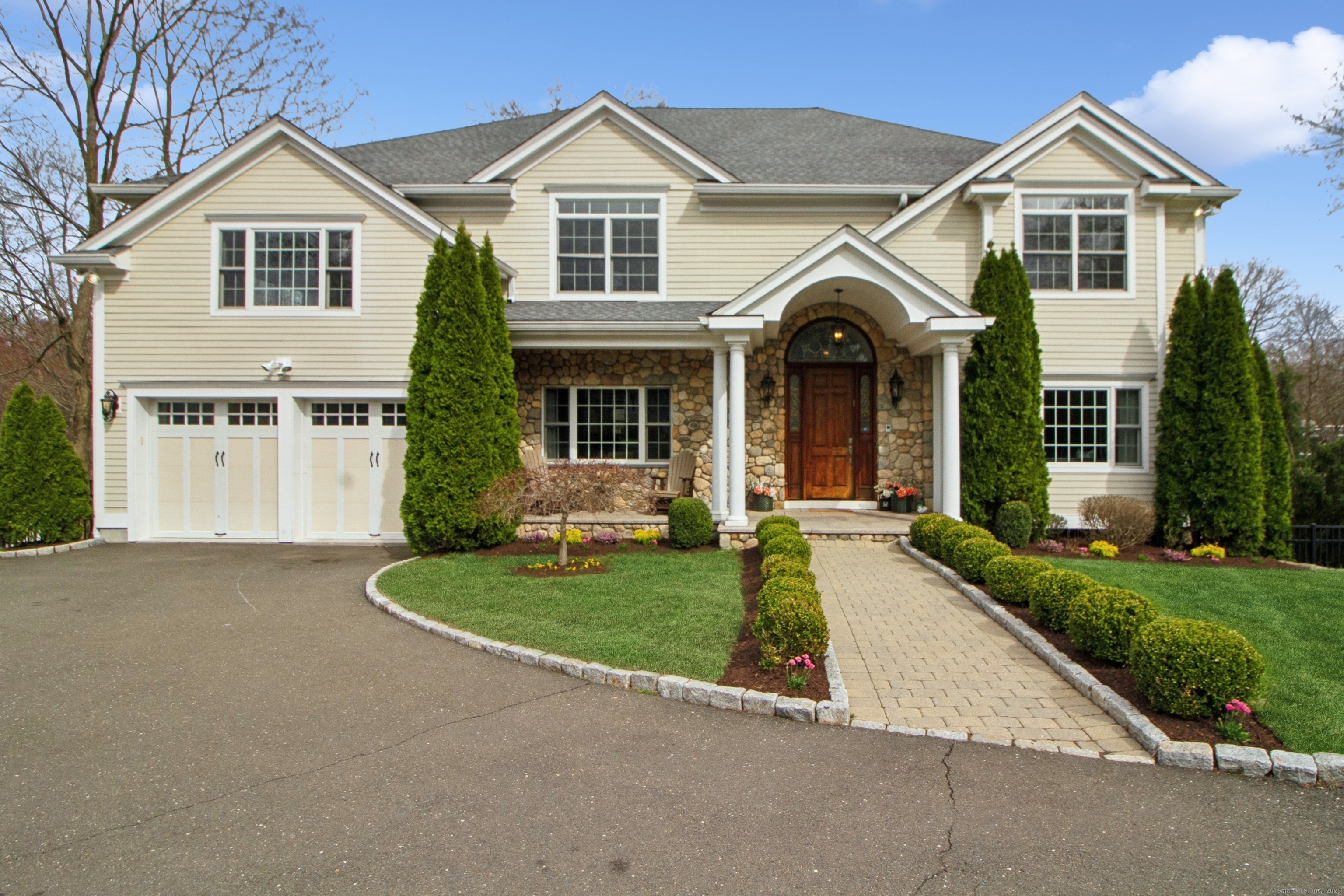 Overbrook Drive, Stamford, Connecticut - 7 Bedrooms  
7 Bathrooms  
13 Rooms - 