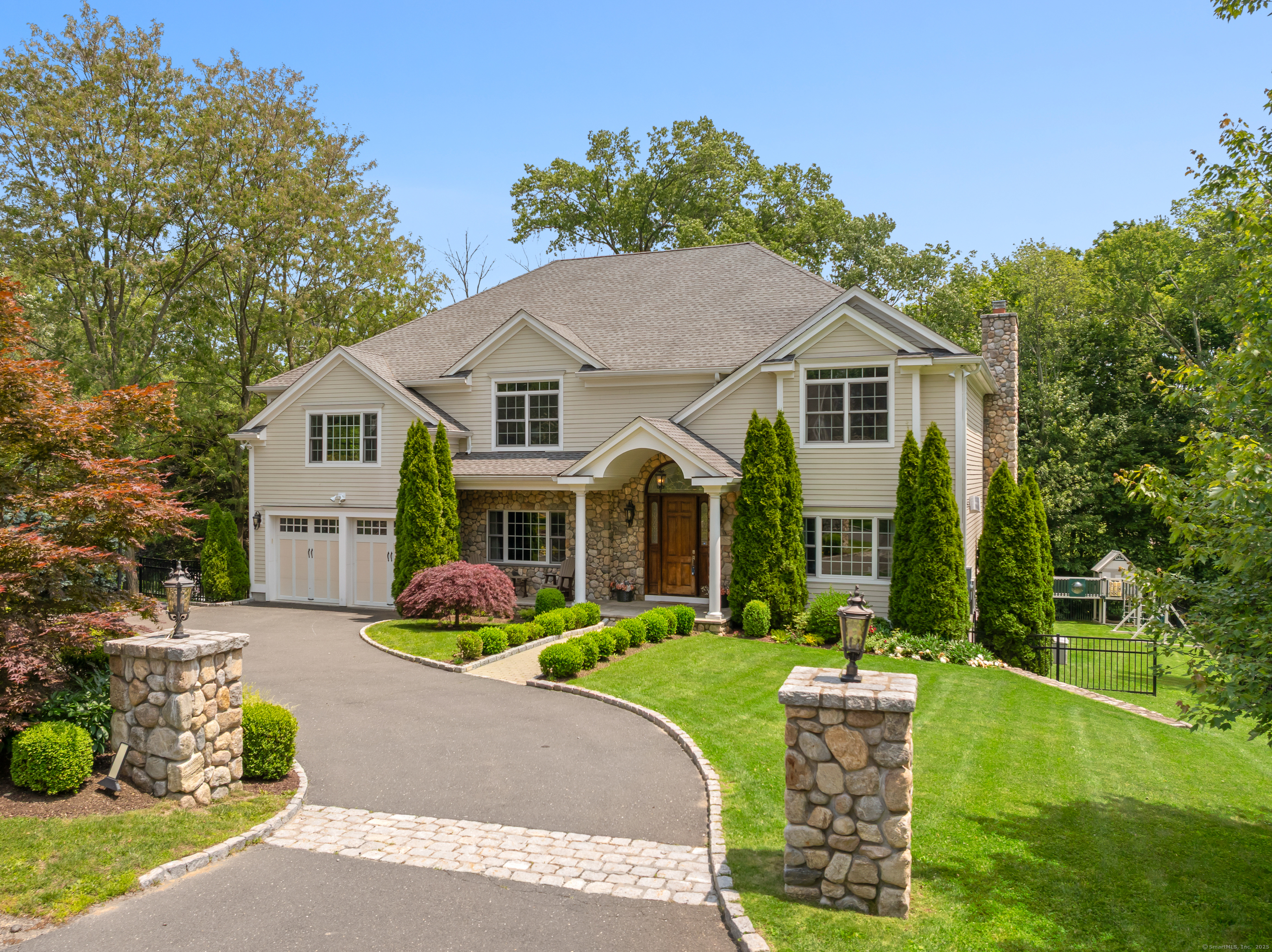 Overbrook Drive, Stamford, Connecticut - 7 Bedrooms  
7 Bathrooms  
13 Rooms - 