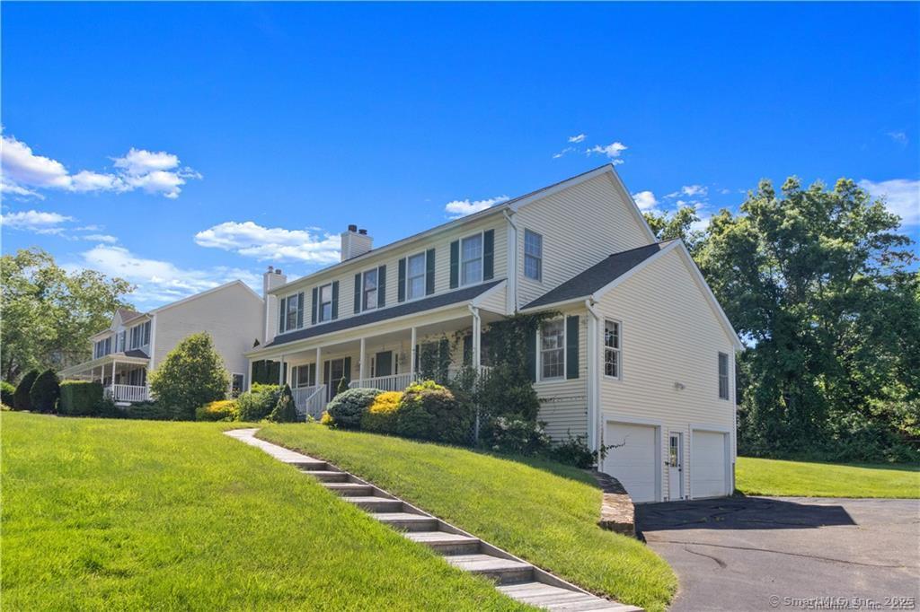 Mayflower Lane, Shelton, Connecticut - 4 Bedrooms  
3 Bathrooms  
8 Rooms - 