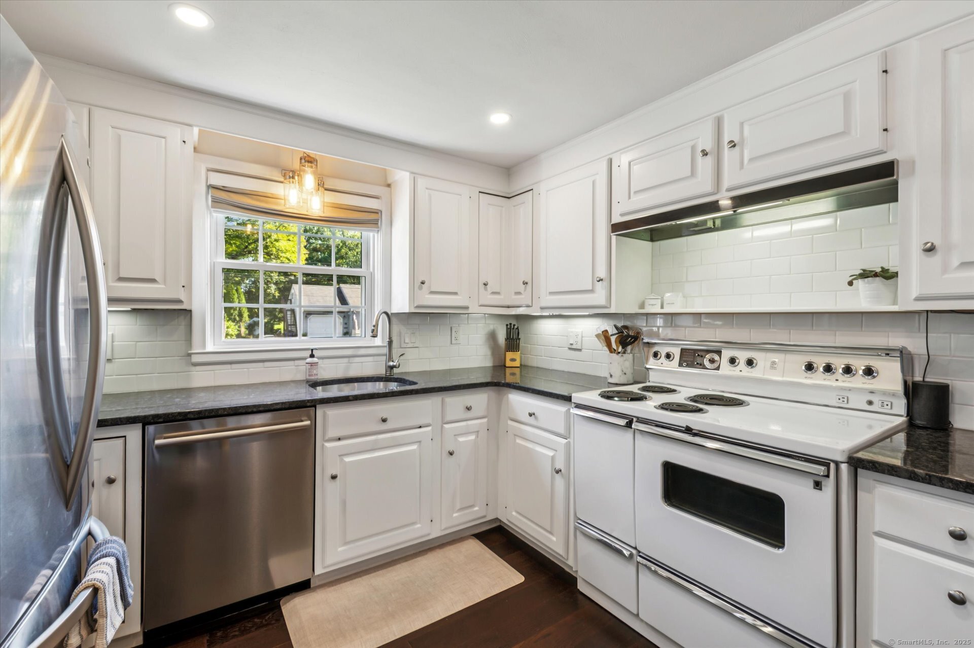 West Hartford, Connecticut 06107, United States, 3 Bedrooms Bedrooms, ,2 BathroomsBathrooms,Residential,Pending,227613