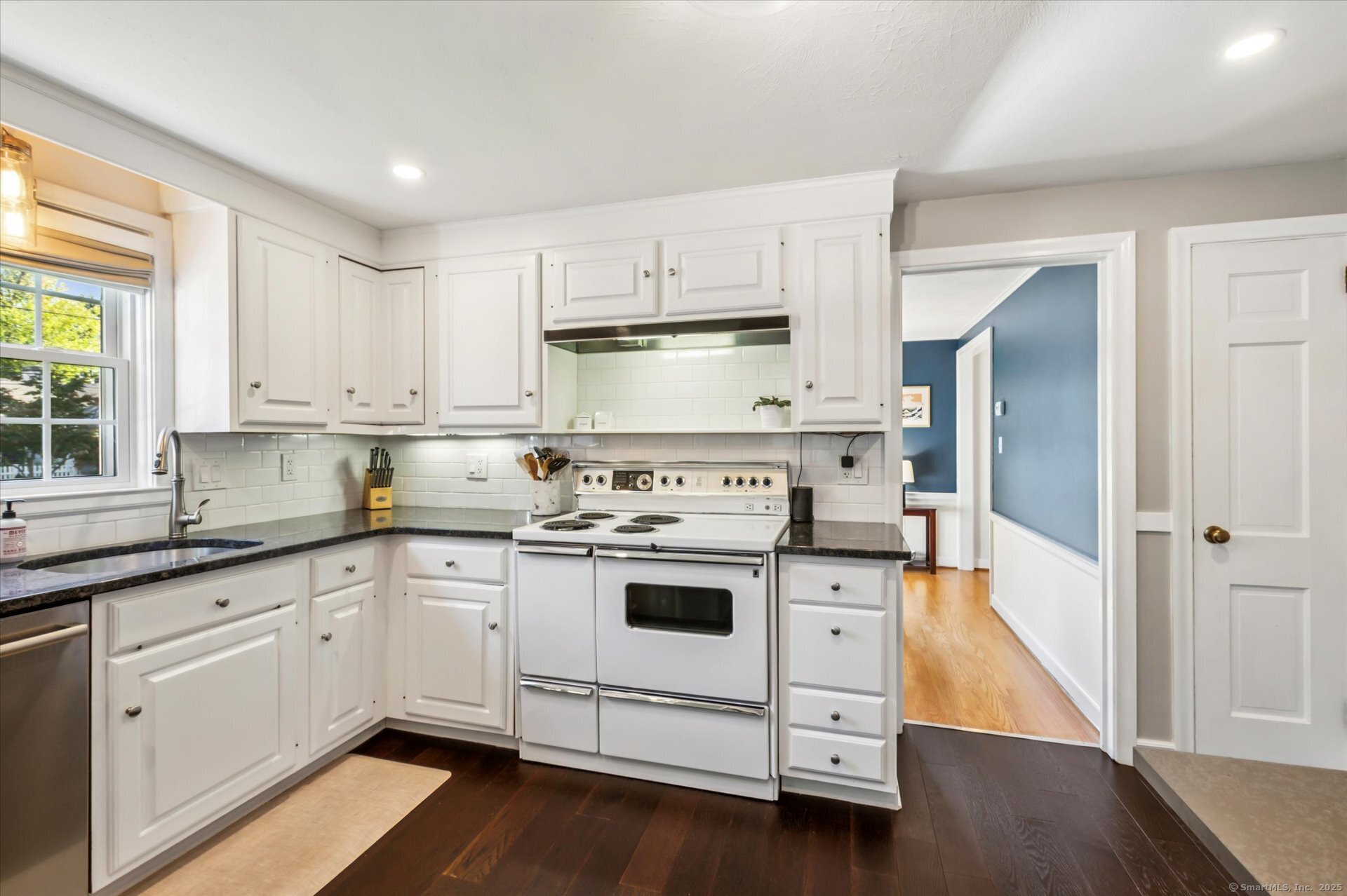 West Hartford, Connecticut 06107, United States, 3 Bedrooms Bedrooms, ,2 BathroomsBathrooms,Residential,Pending,227613