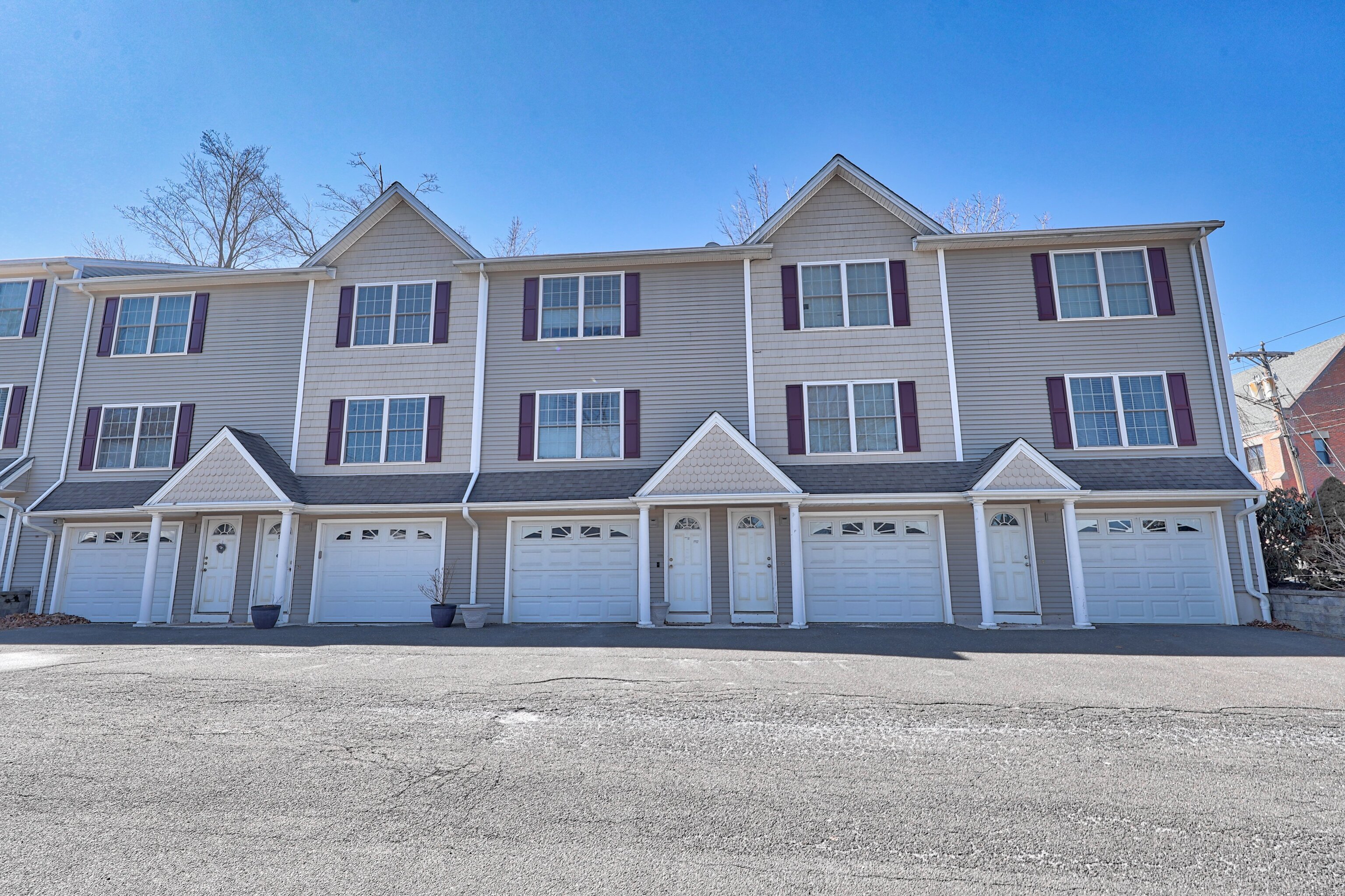 Chipman Street Apt 10, Waterbury, Connecticut - 2 Bedrooms  
2 Bathrooms  
4 Rooms - 