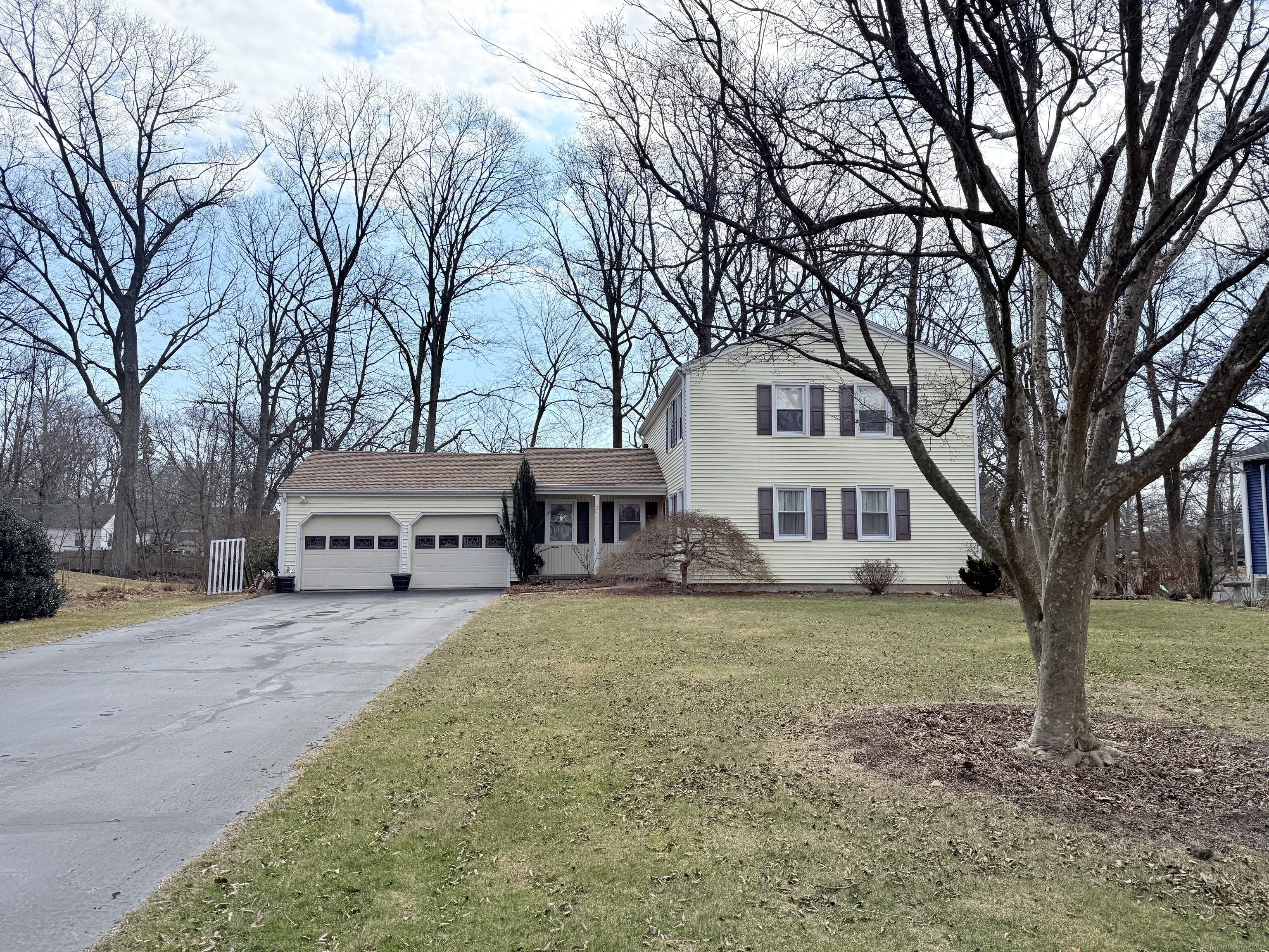 Cherry Hill Road, Fairfield, Connecticut - 3 Bedrooms  
3 Bathrooms  
6 Rooms - 